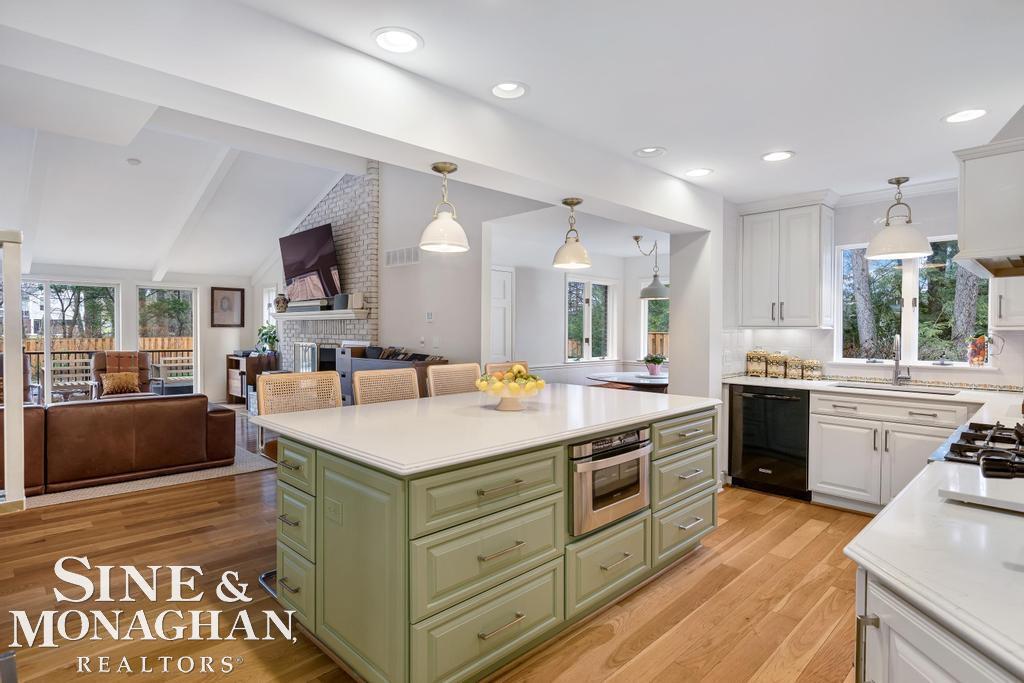 565 Lochmoor Boulevard, Grosse Pointe Woods, MI, 48236