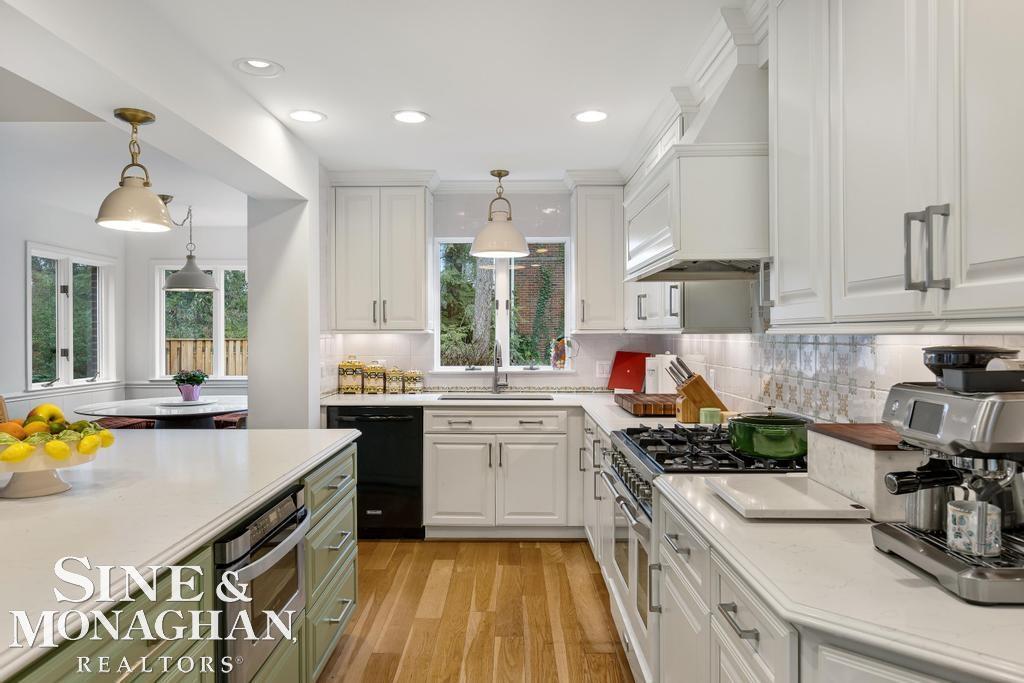 565 Lochmoor Boulevard, Grosse Pointe Woods, MI, 48236