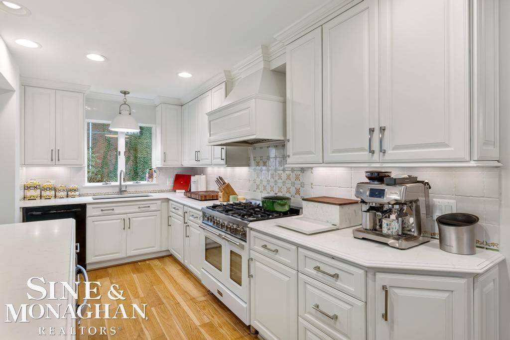 565 Lochmoor Boulevard, Grosse Pointe Woods, MI, 48236