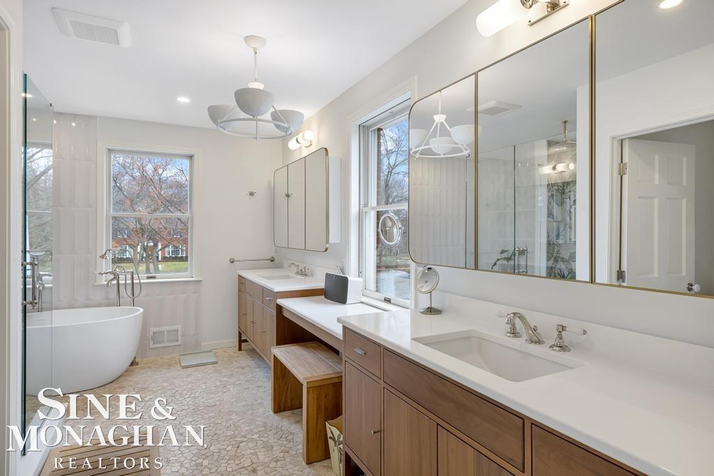 565 Lochmoor Boulevard, Grosse Pointe Woods, MI, 48236