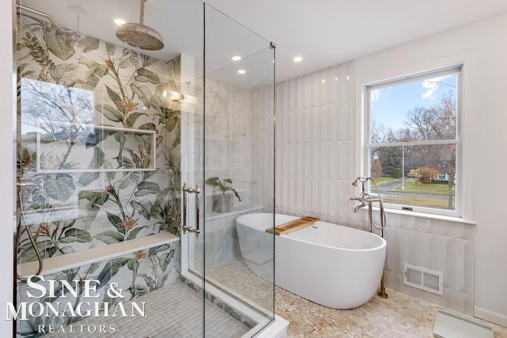 565 Lochmoor Boulevard, Grosse Pointe Woods, MI, 48236