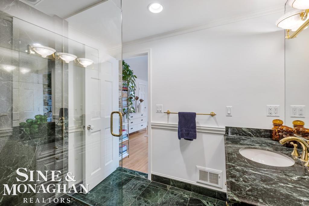 565 Lochmoor Boulevard, Grosse Pointe Woods, MI, 48236