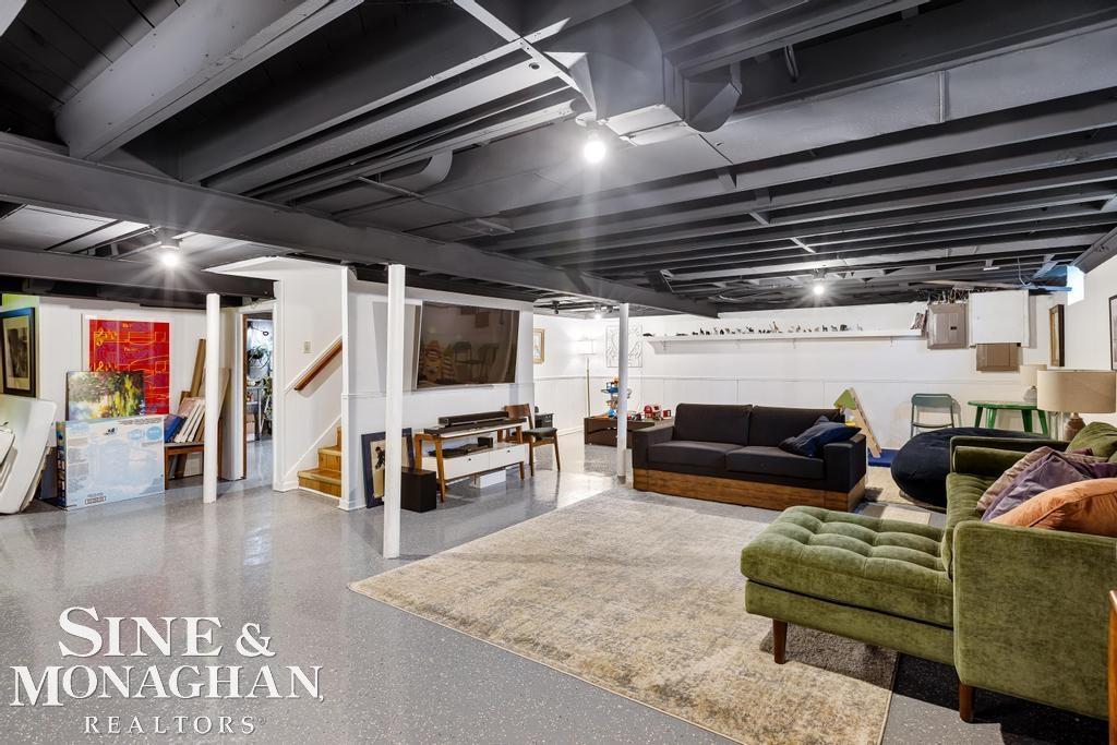565 Lochmoor Boulevard, Grosse Pointe Woods, MI, 48236