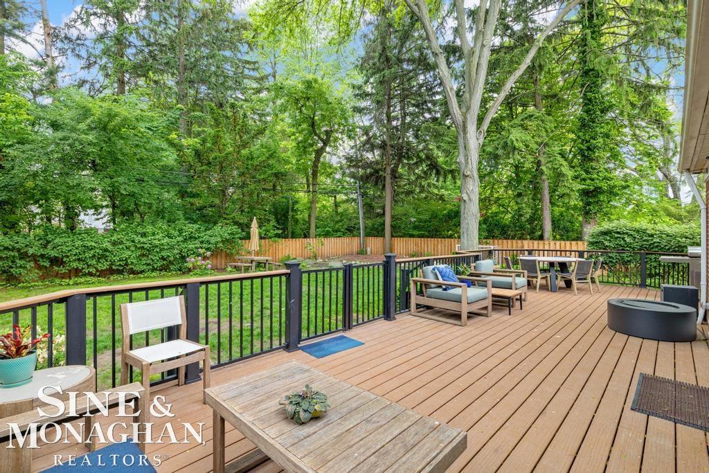 565 Lochmoor Boulevard, Grosse Pointe Woods, MI, 48236