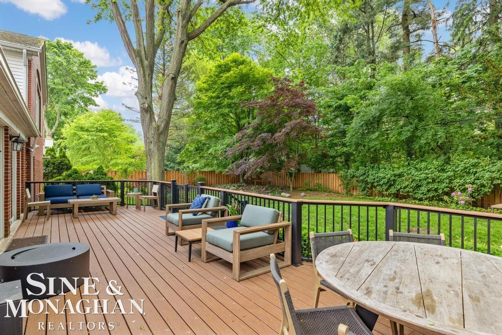 565 Lochmoor Boulevard, Grosse Pointe Woods, MI, 48236