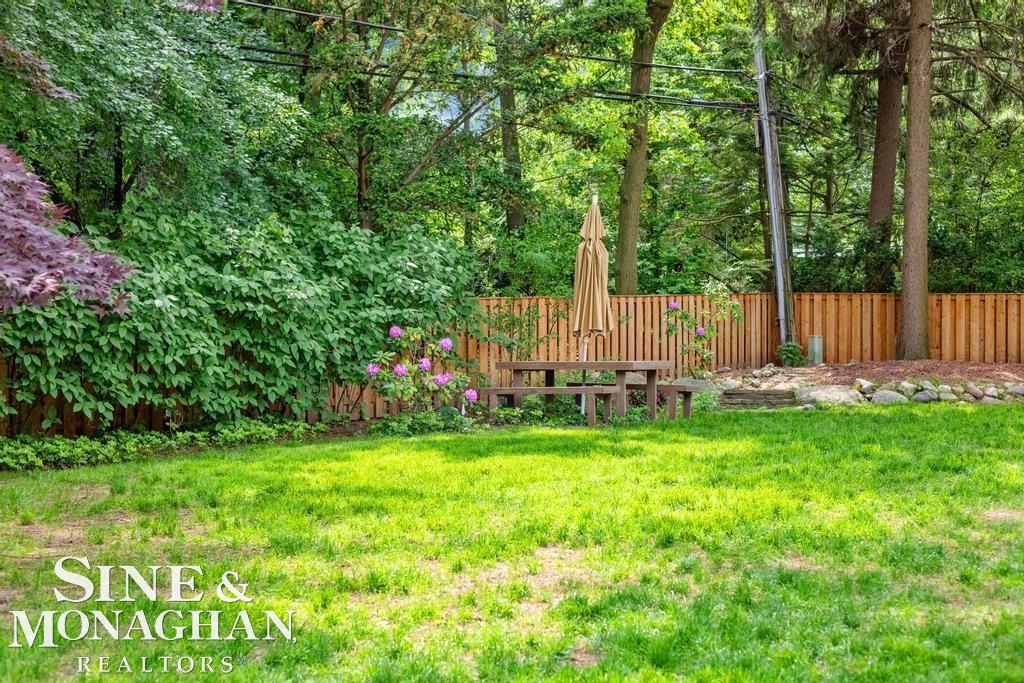 565 Lochmoor Boulevard, Grosse Pointe Woods, MI, 48236