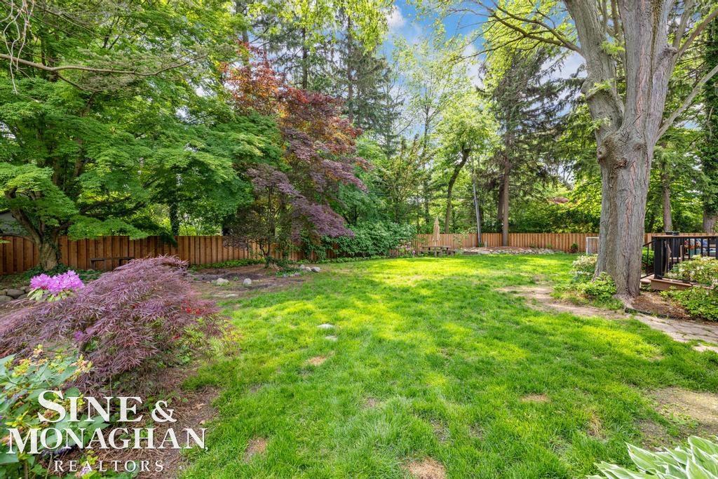 565 Lochmoor Boulevard, Grosse Pointe Woods, MI, 48236
