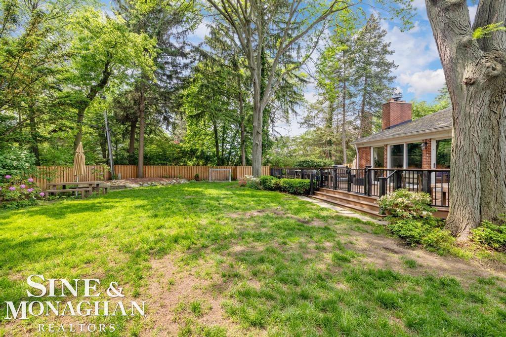 565 Lochmoor Boulevard, Grosse Pointe Woods, MI, 48236