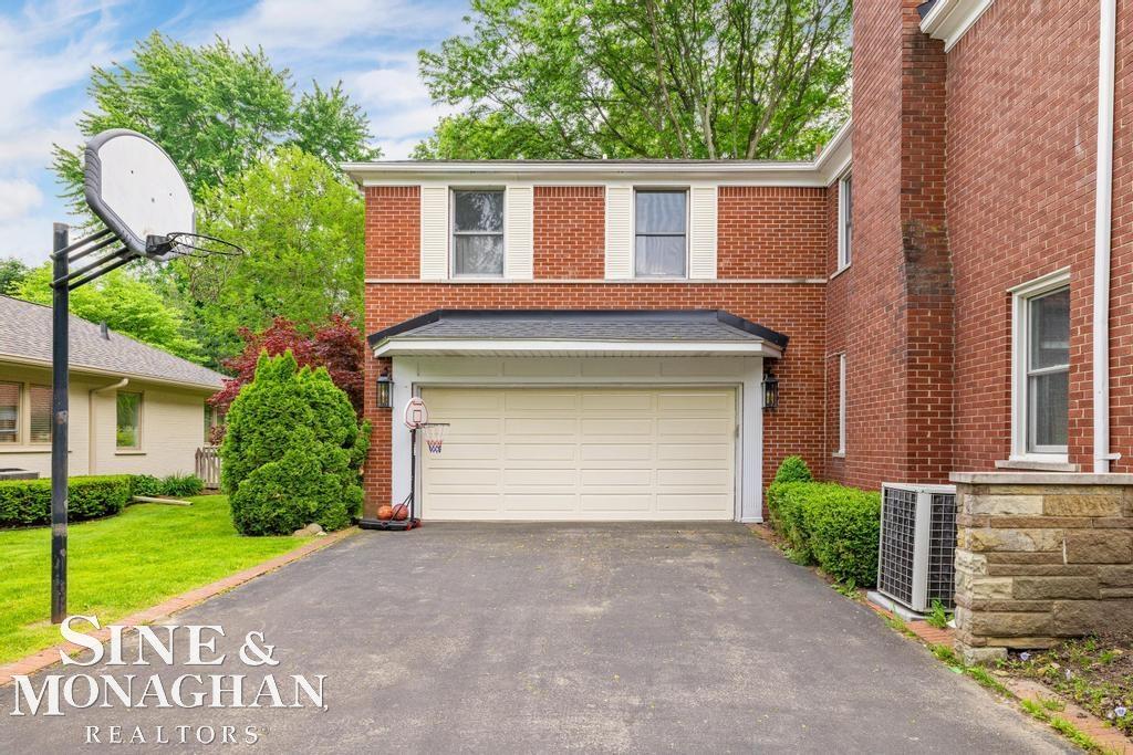 565 Lochmoor Boulevard, Grosse Pointe Woods, MI, 48236