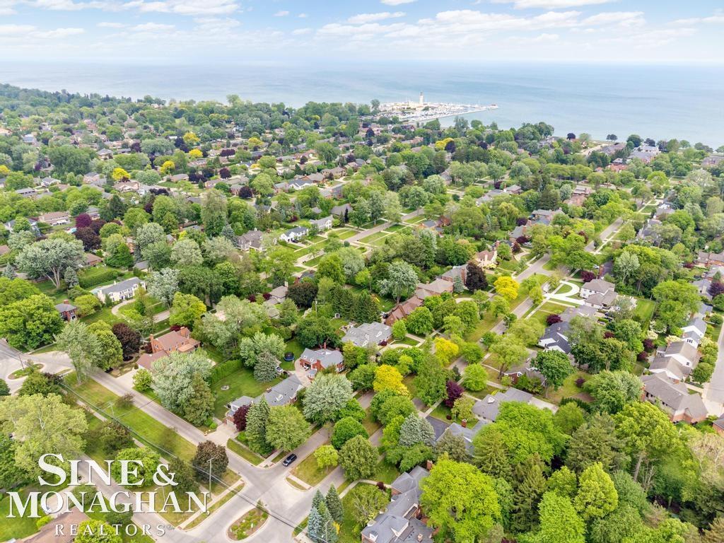 565 Lochmoor Boulevard, Grosse Pointe Woods, MI, 48236