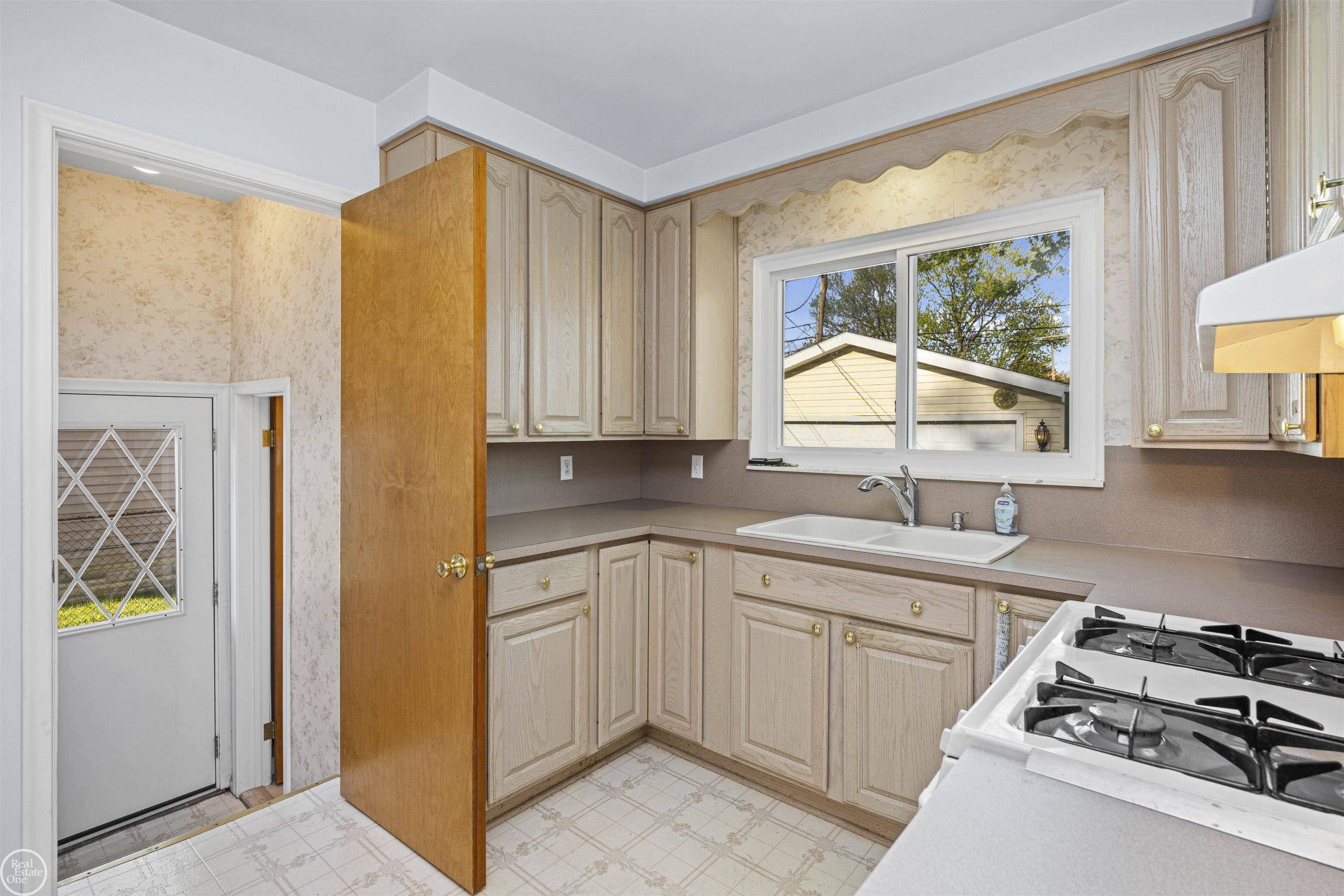 29116 Dembs Street, Roseville, MI, 48066