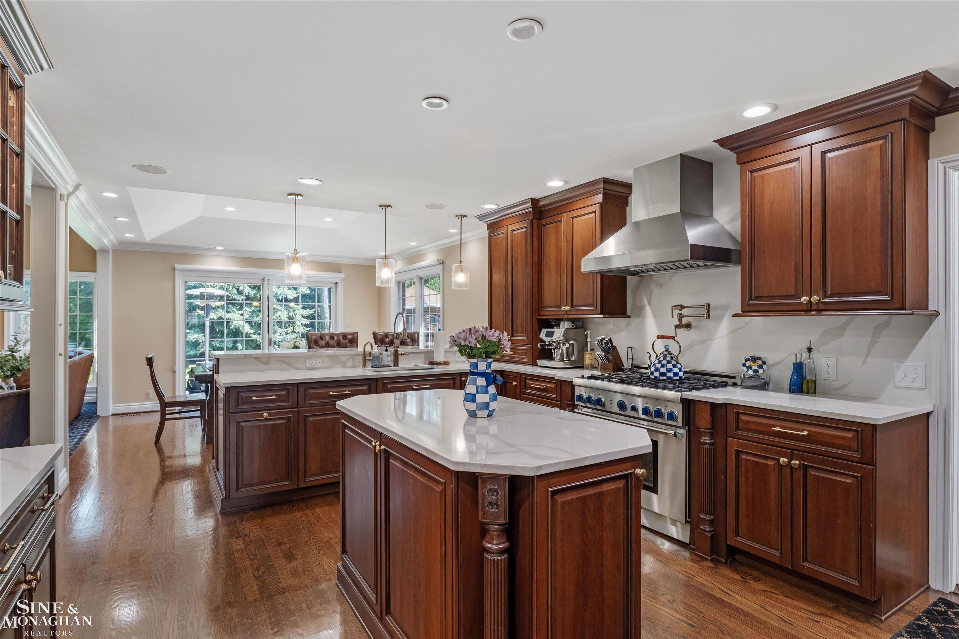 578 Heather Lane, Grosse Pointe Woods, MI, 48236