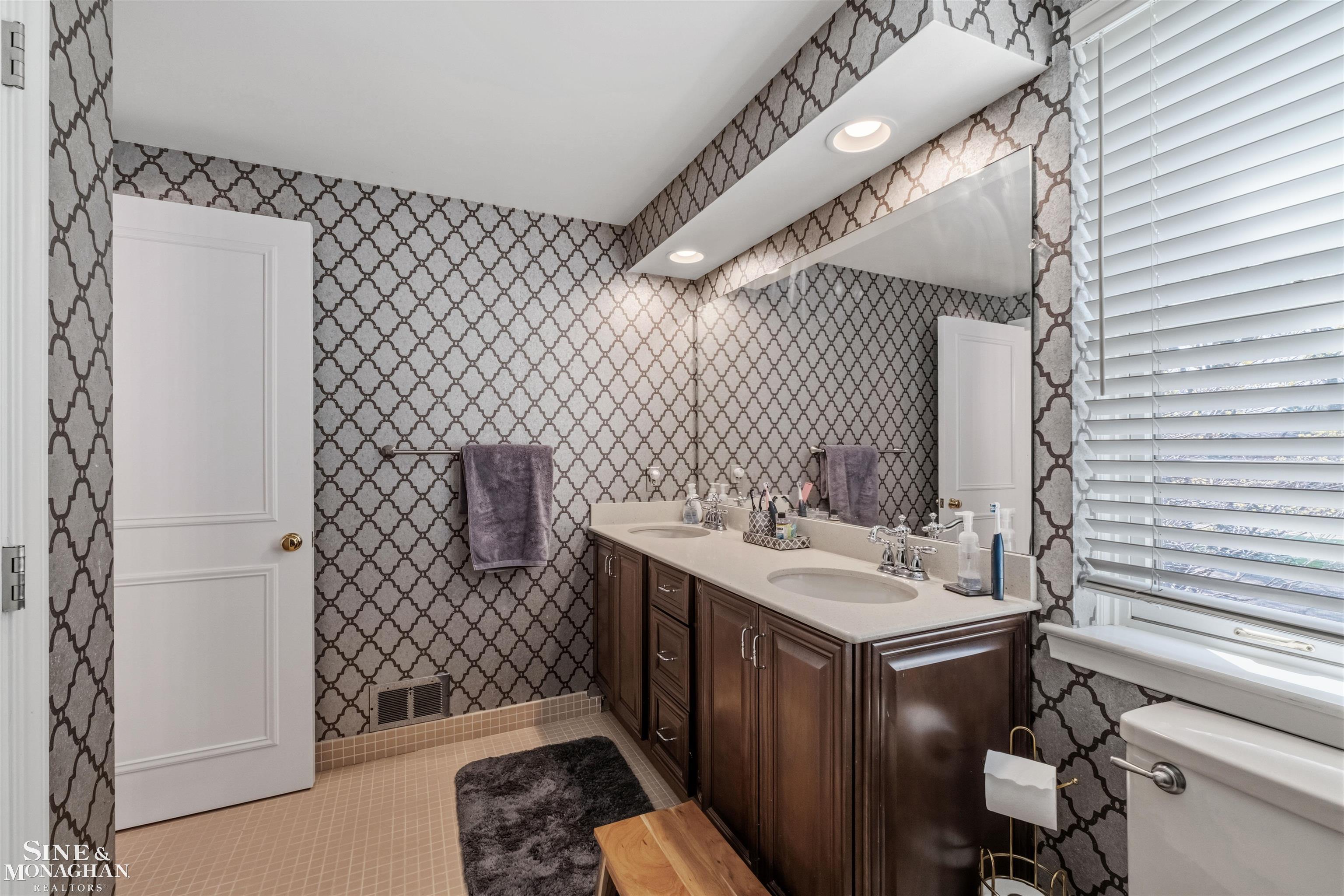 578 Heather Lane, Grosse Pointe Woods, MI, 48236