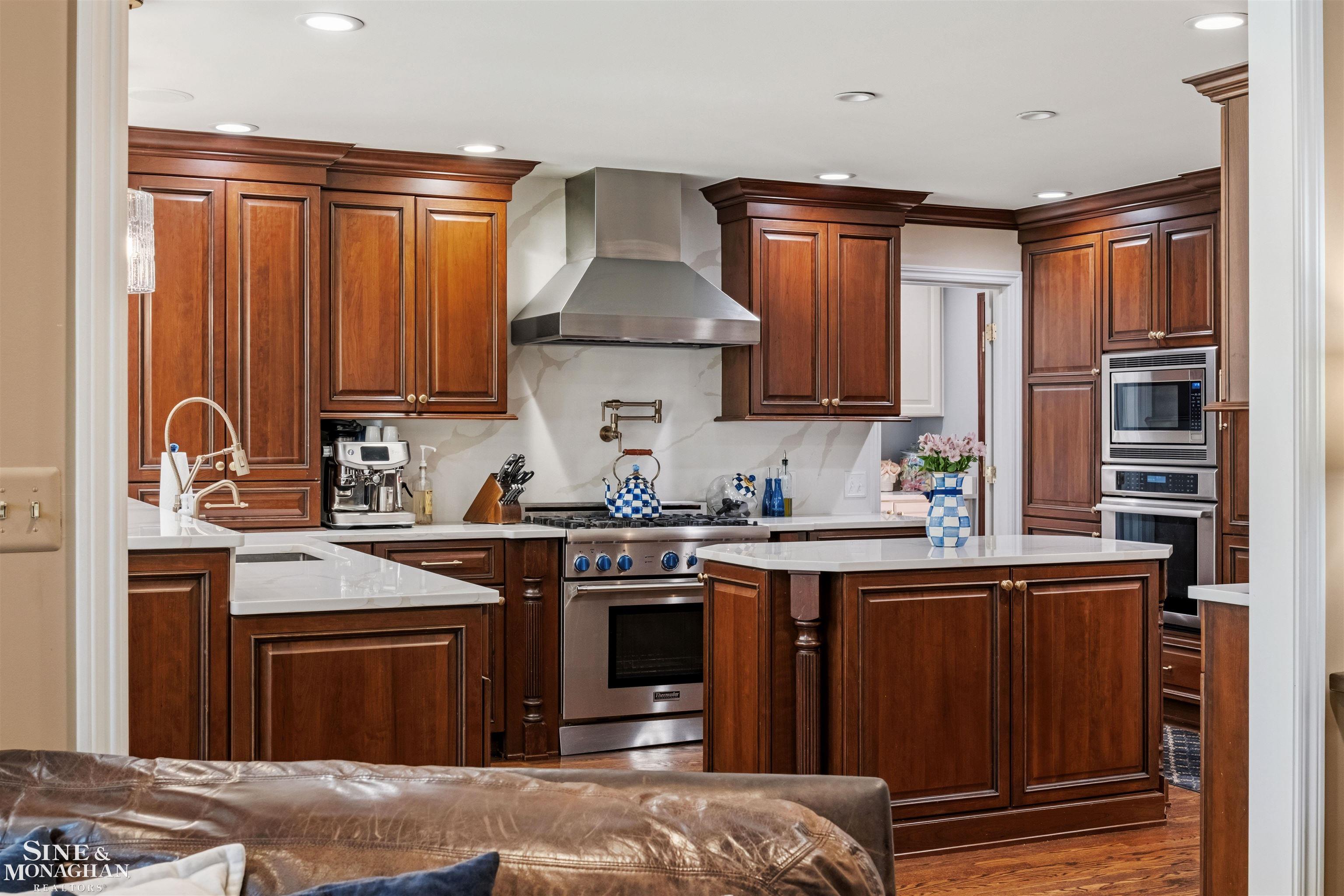 578 Heather Lane, Grosse Pointe Woods, MI, 48236