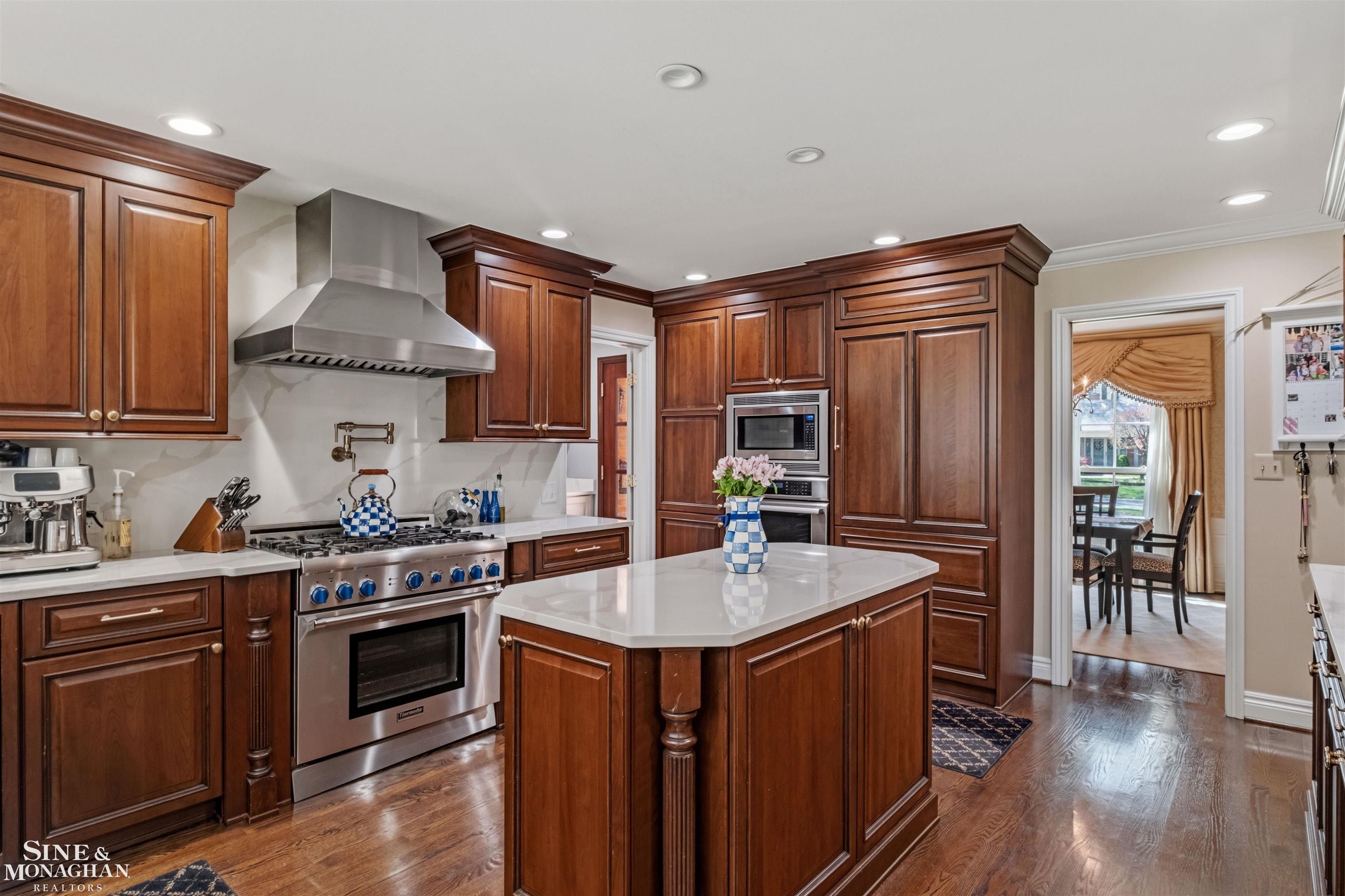 578 Heather Lane, Grosse Pointe Woods, MI, 48236