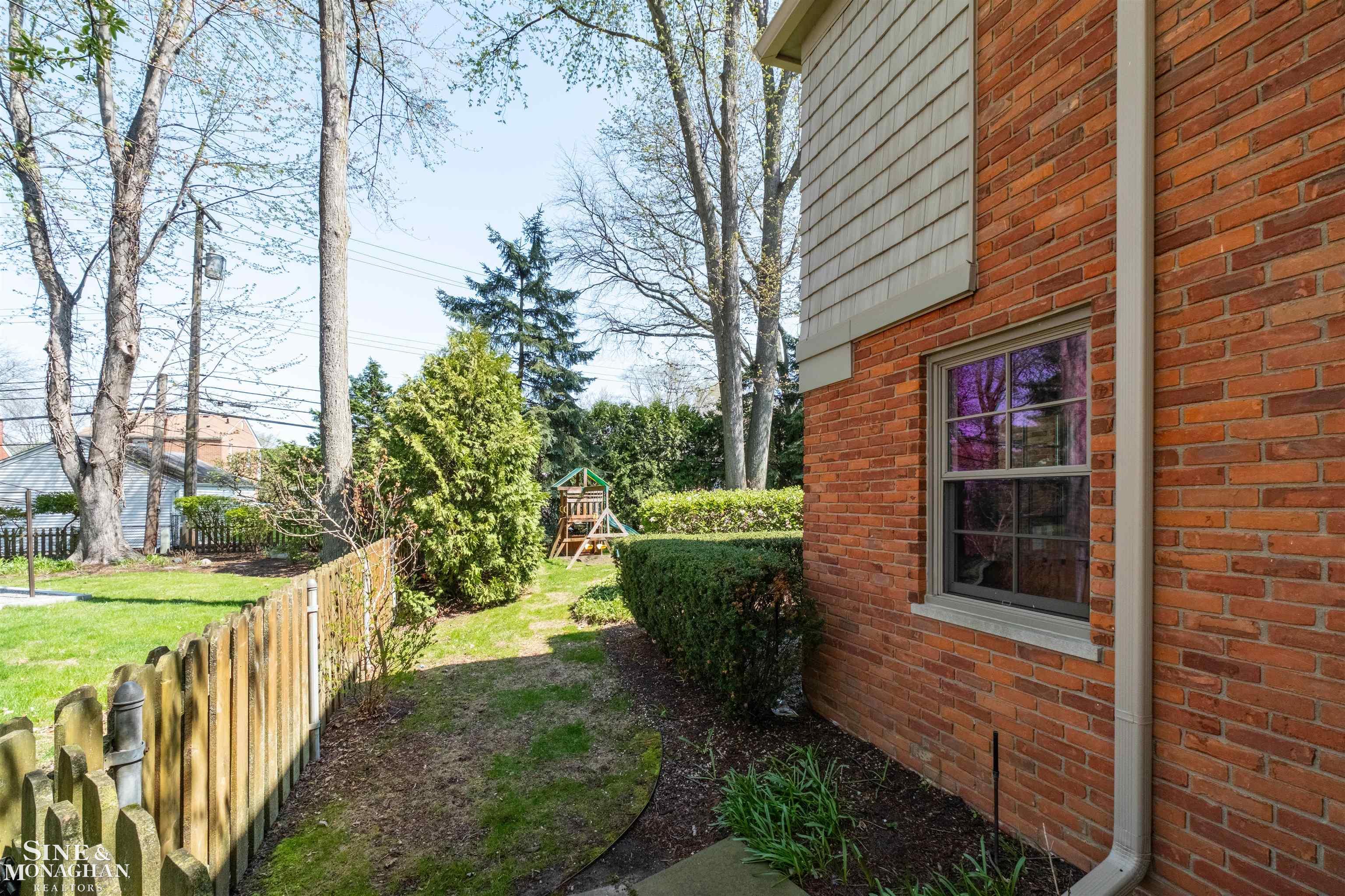 578 Heather Lane, Grosse Pointe Woods, MI, 48236