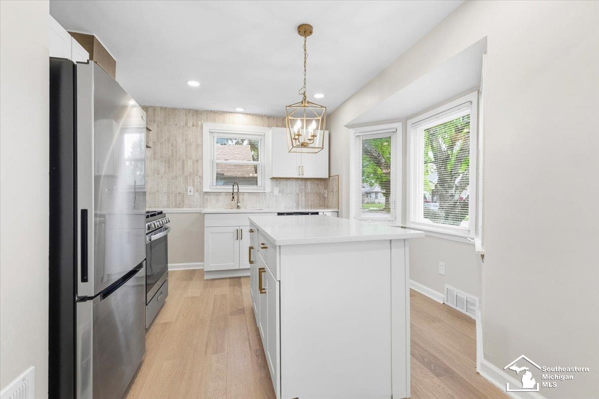 6810 Robinson Street, Allen Park, MI, 48101