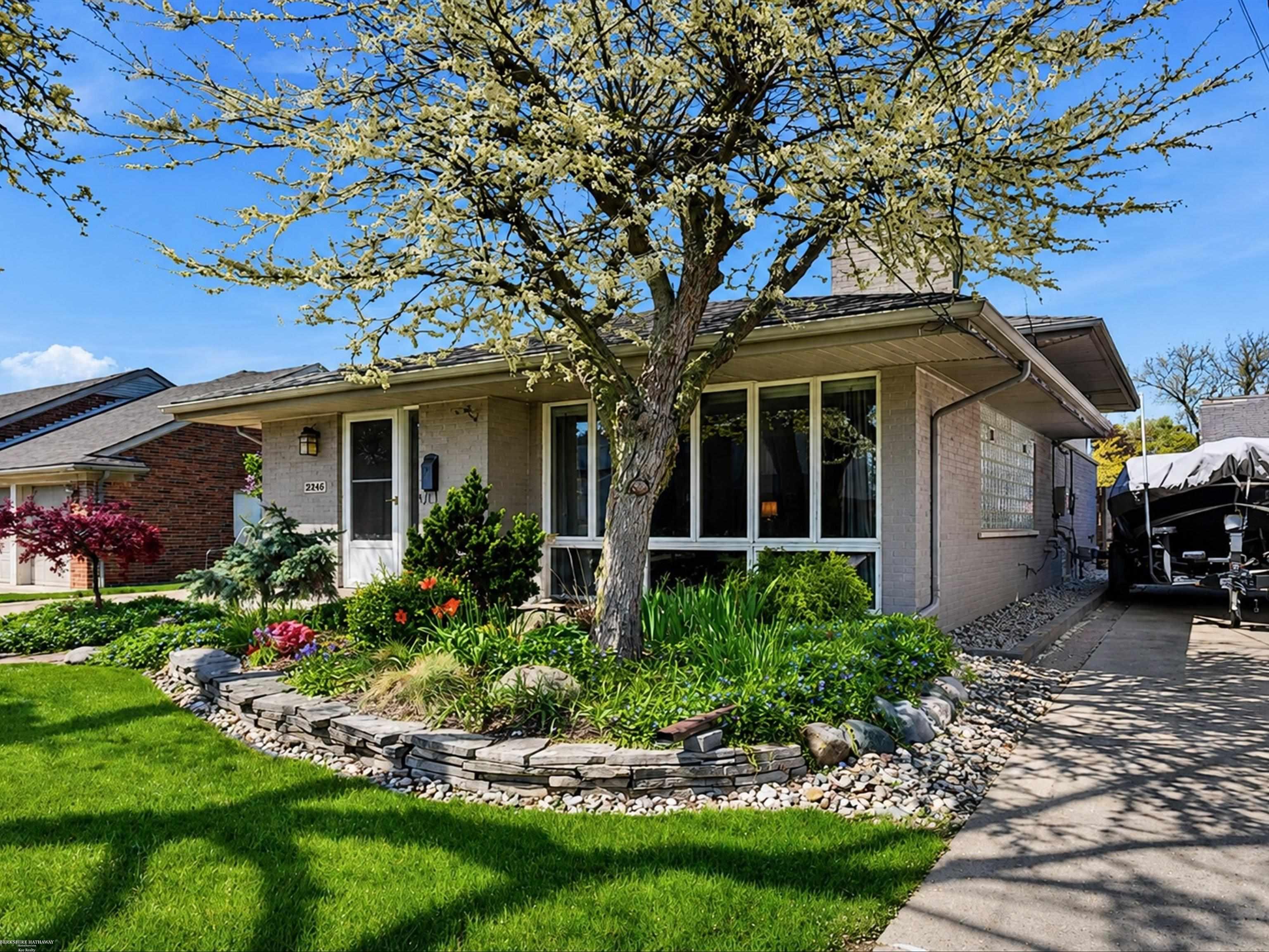 22445 Lange Street, Saint Clair Shores, MI, 48080