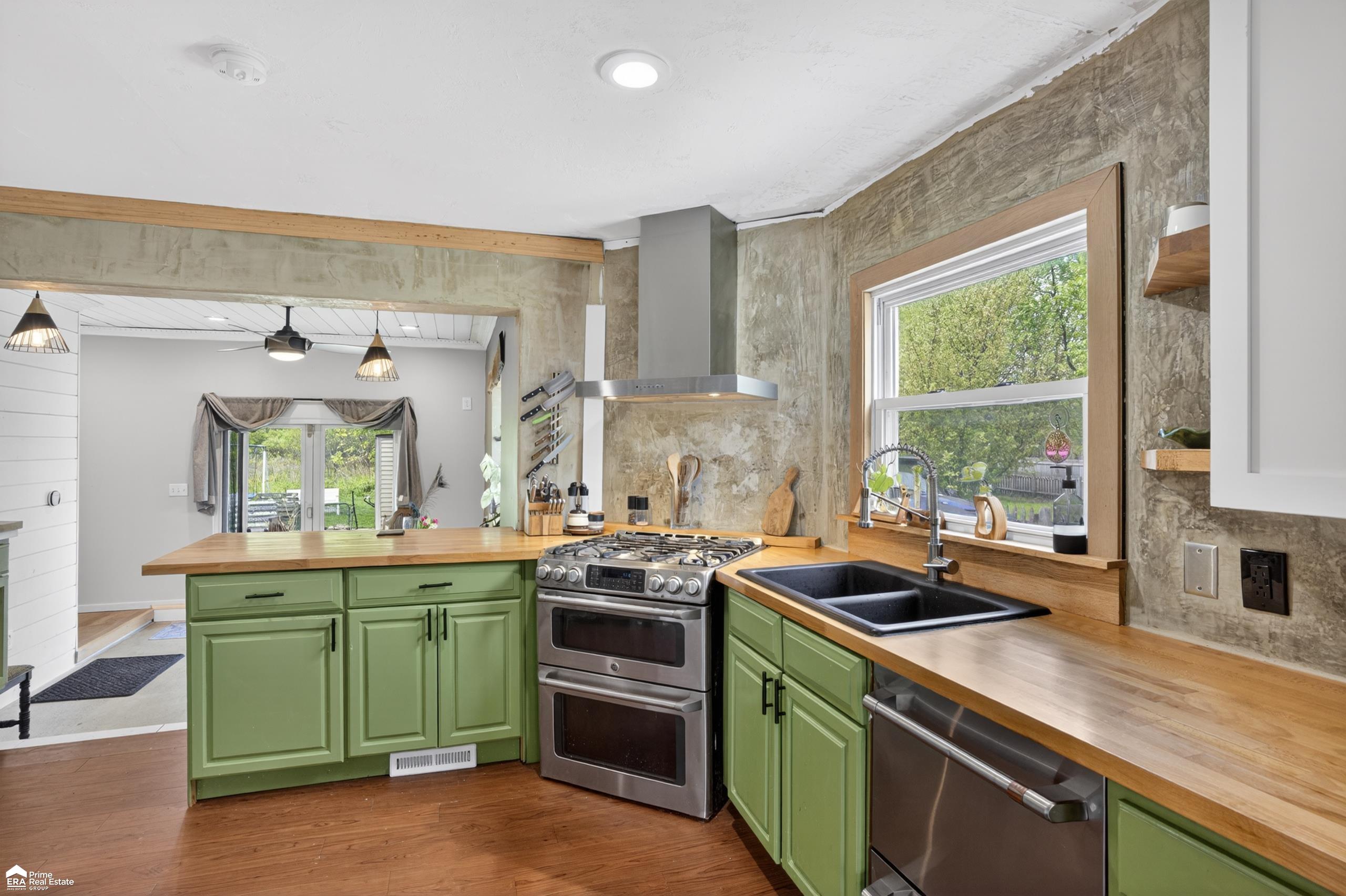 421 W Caroline Street, Fenton, MI, 48430