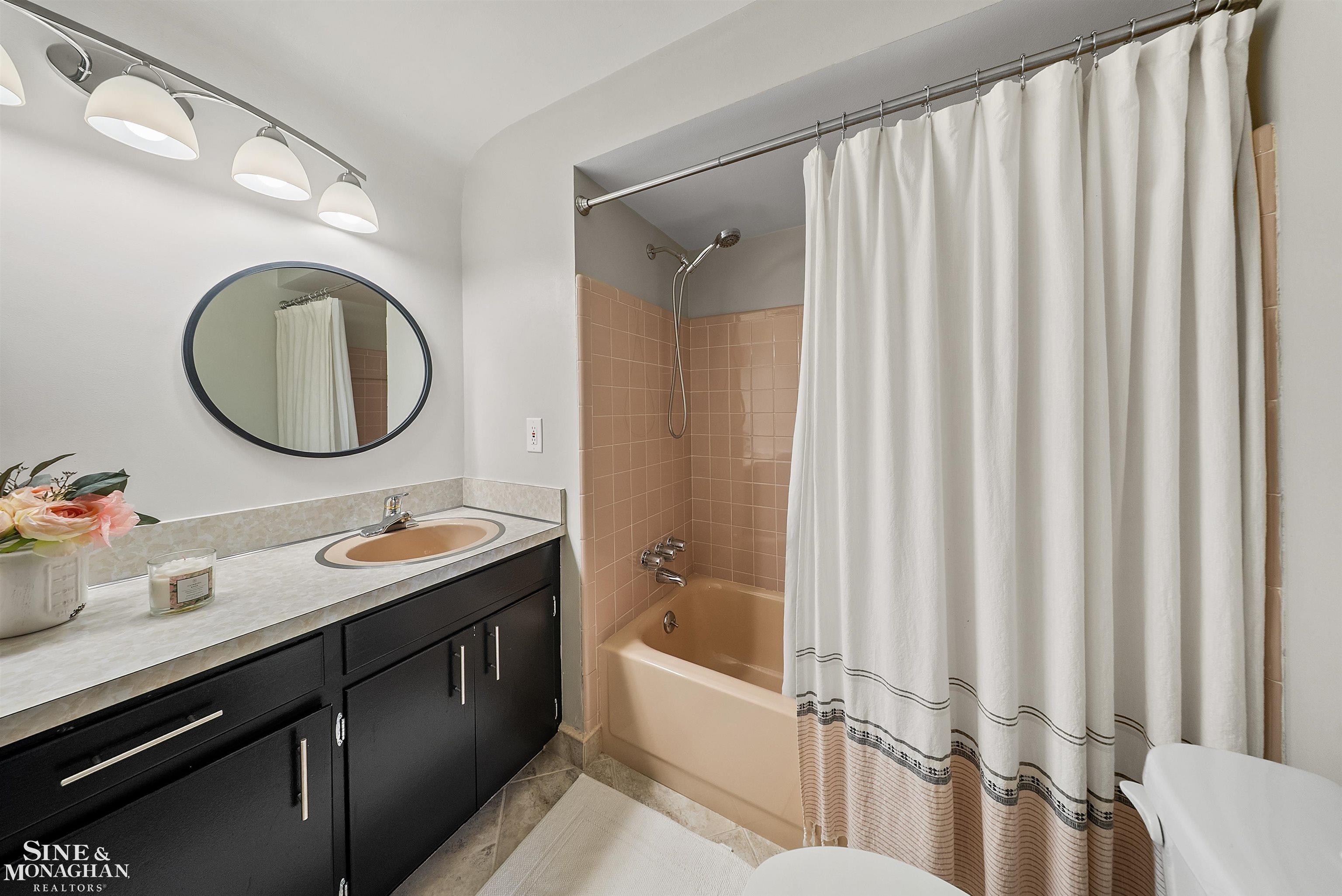 641 Blairmoor Court, Grosse Pointe Woods, MI, 48236
