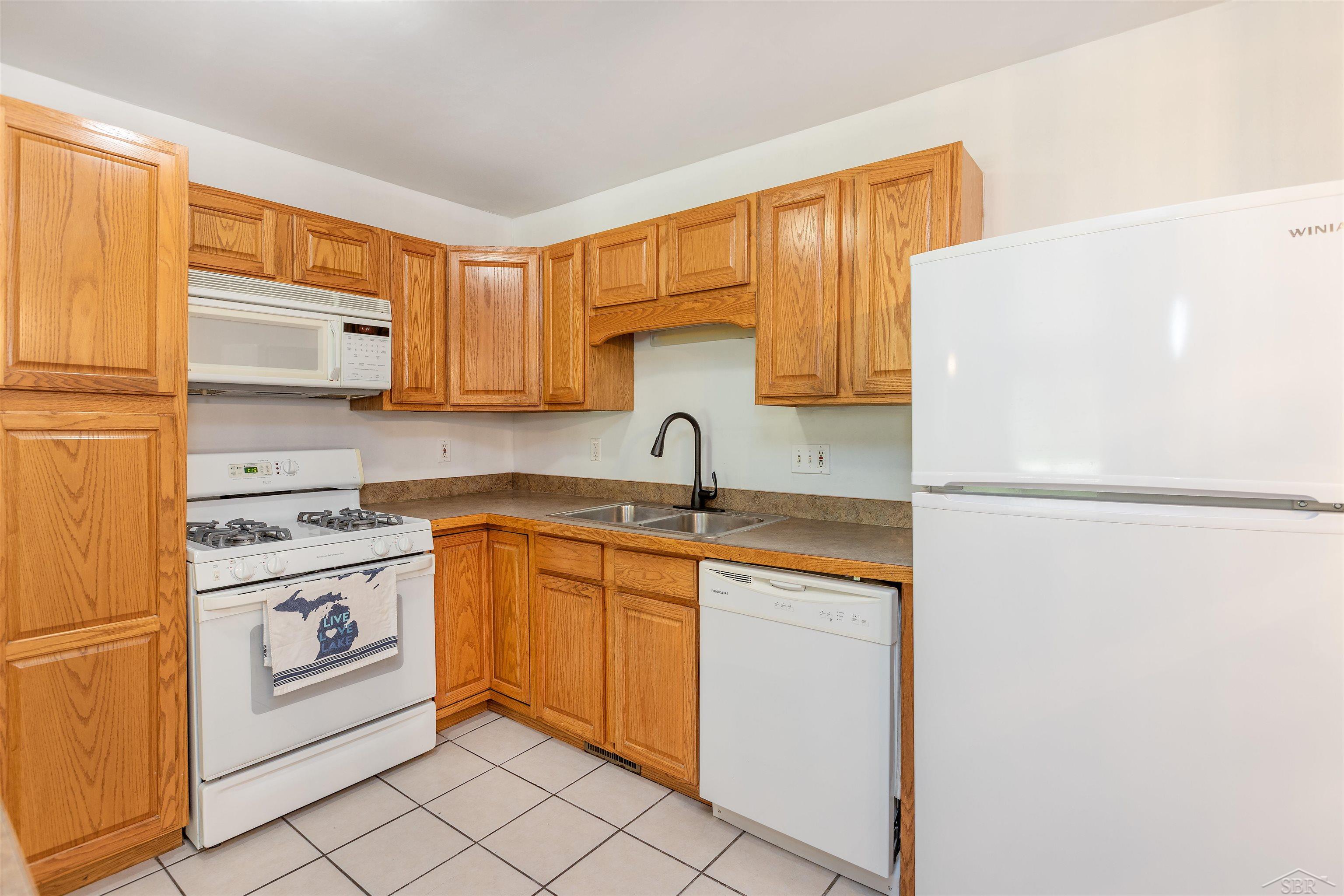 Listing Photo 4 - Condo for sale in building located at 2043/2047 N Neiner Rd, Sanford, MI 48657