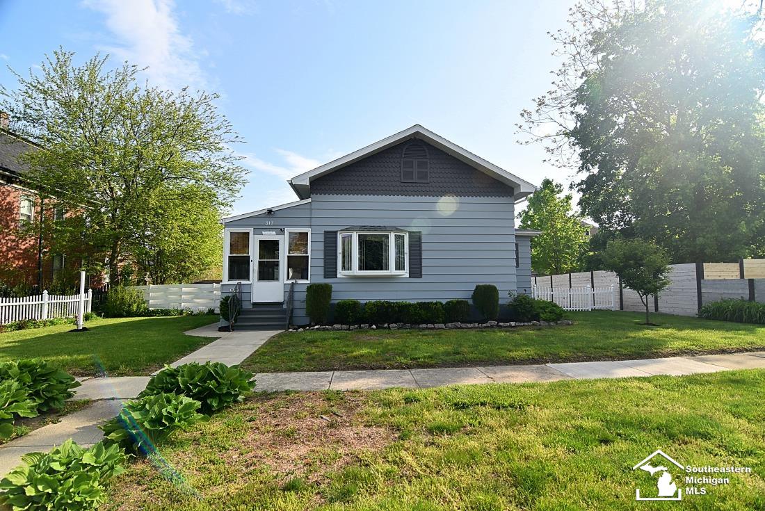 Homes for sale in Monroe, MI | 317 E 5th St, Monroe, MI 48161 | MLS# 50207939