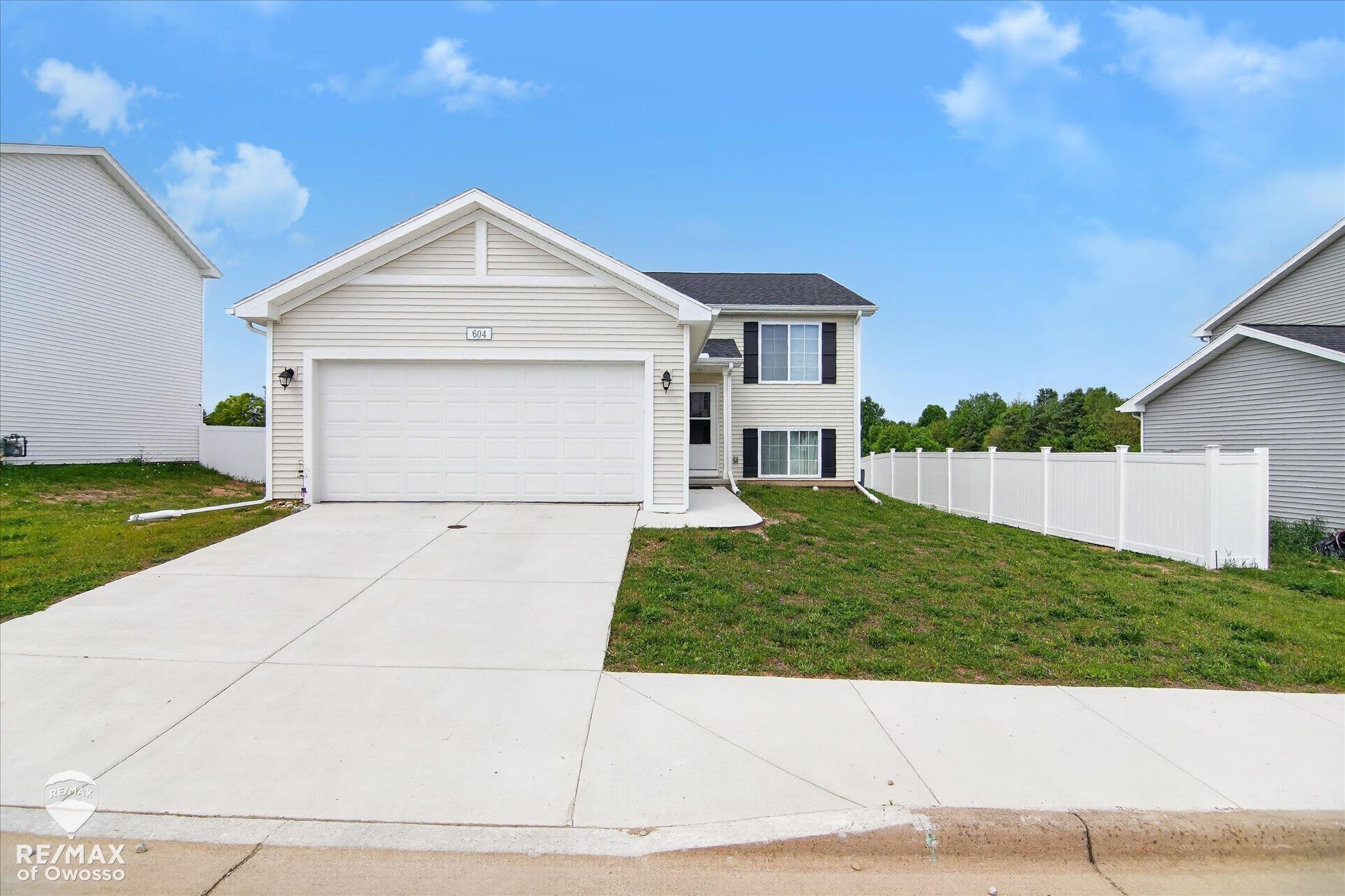 Homes for sale in Eaton Rapids, MI | 604 Muirfield Dr, Eaton Rapids, MI 48827 | MLS# 50208453
