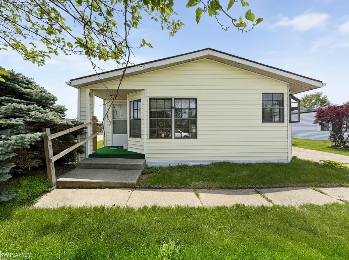 Homes for sale in Clinton Township, MI | 20738 Gaslight Dr, Clinton Township, MI 48036 | MLS# 50209022