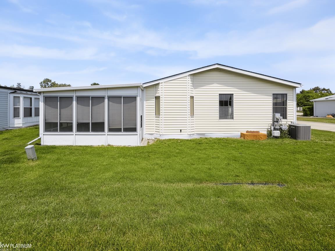 Homes for sale in Clinton Township, MI | 20738 Gaslight Dr, Clinton Township, MI 48036 | MLS# 50209022