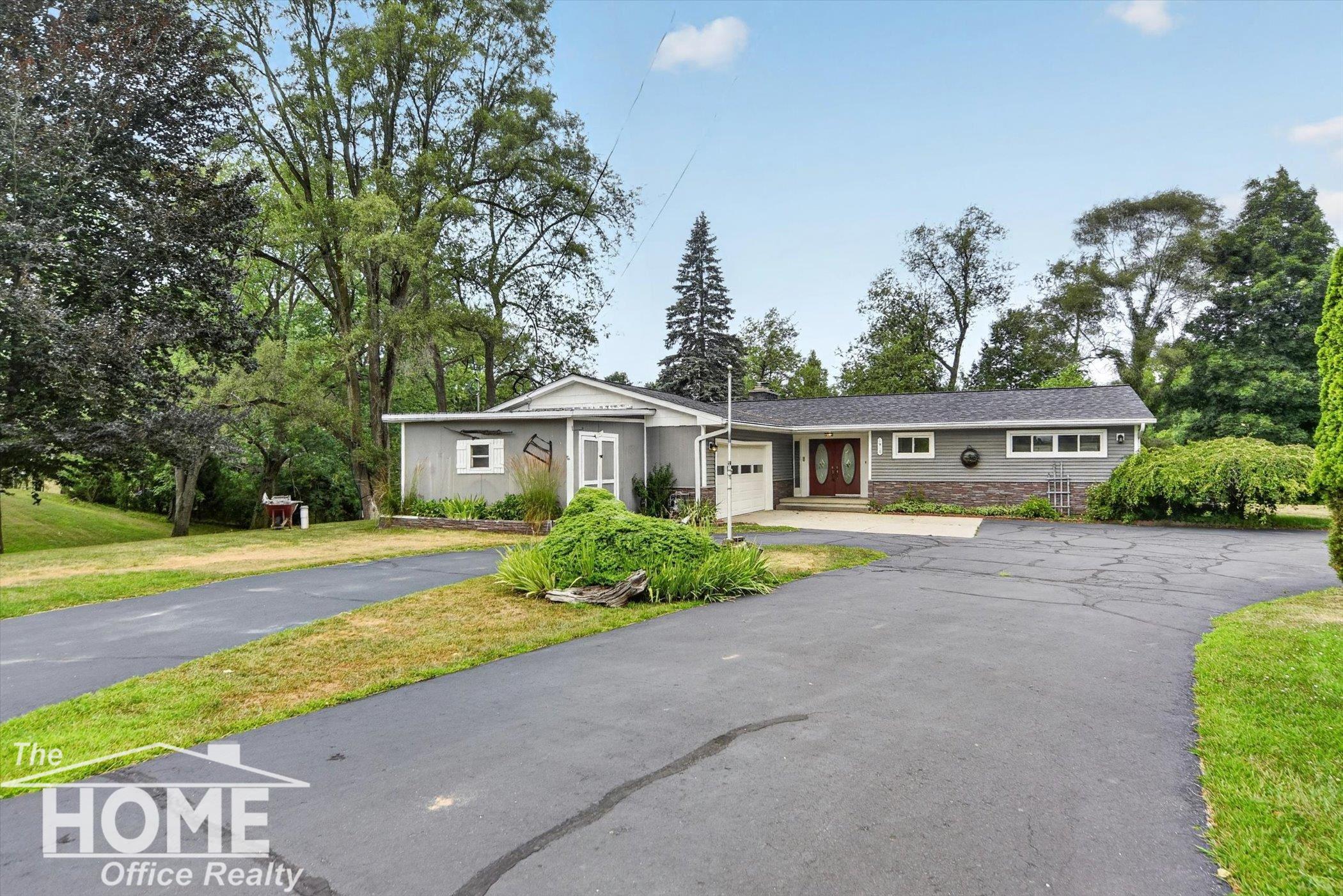1st image of 1910 Lake Ct, Owosso, MI 48867 | MLS# 5050209541