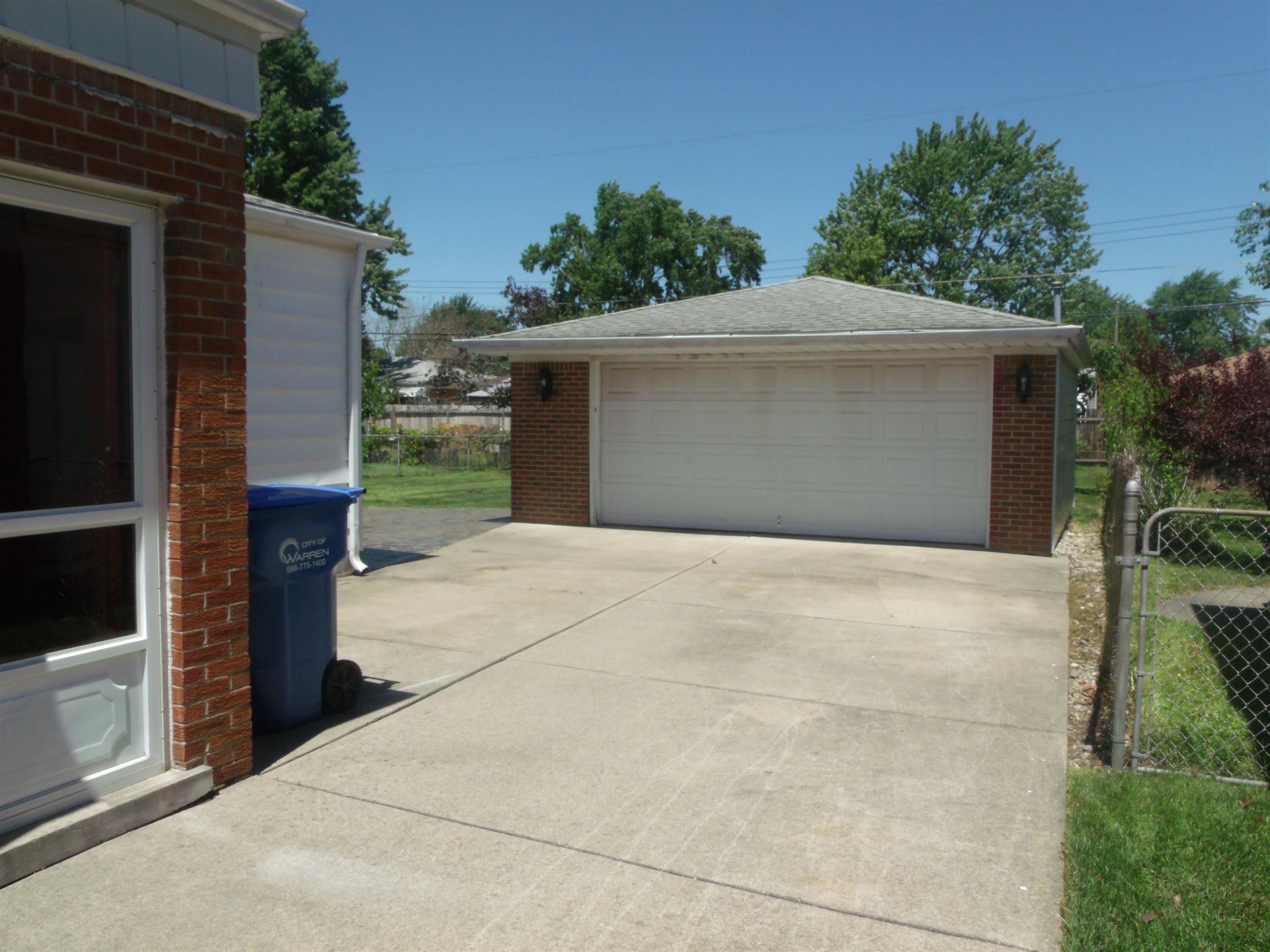 Photo 4 of Single family home for sale at 8467 Darlene St, Warren, MI 48093 | MLS# 58050209637 | Listing updated on 2026-09-14
