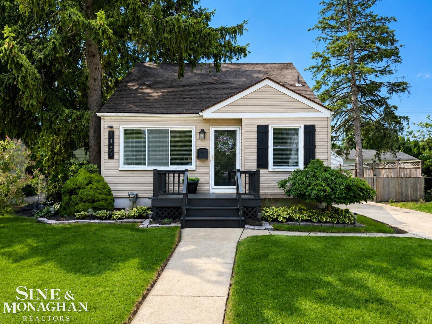 Welcome home to this charming 3-bedroom, 1-bath bungalow in Royal Oak! From the updated kitchen and bathroom to the beautifully maintained backyard, this home is full of character and ready for its next owner. Spend your summer evenings relaxing, entertaining friends, or simply enjoying the gorgeous outdoor space. Conveniently located close to parks, shopping, dining, and everything Royal Oak has to offer, this is the kind of home that makes it easy to enjoy both the neighborhood and the lifestyle. Don't miss your opportunity to make it yours!