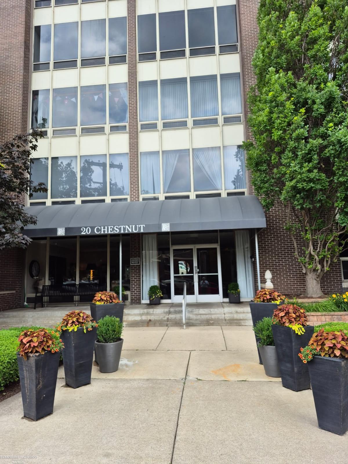 Photo 3 of Condo for sale at 20 Chestnut St, Wyandotte, MI 48192 | MLS# 58050211111 | Listing updated on 2026-09-18