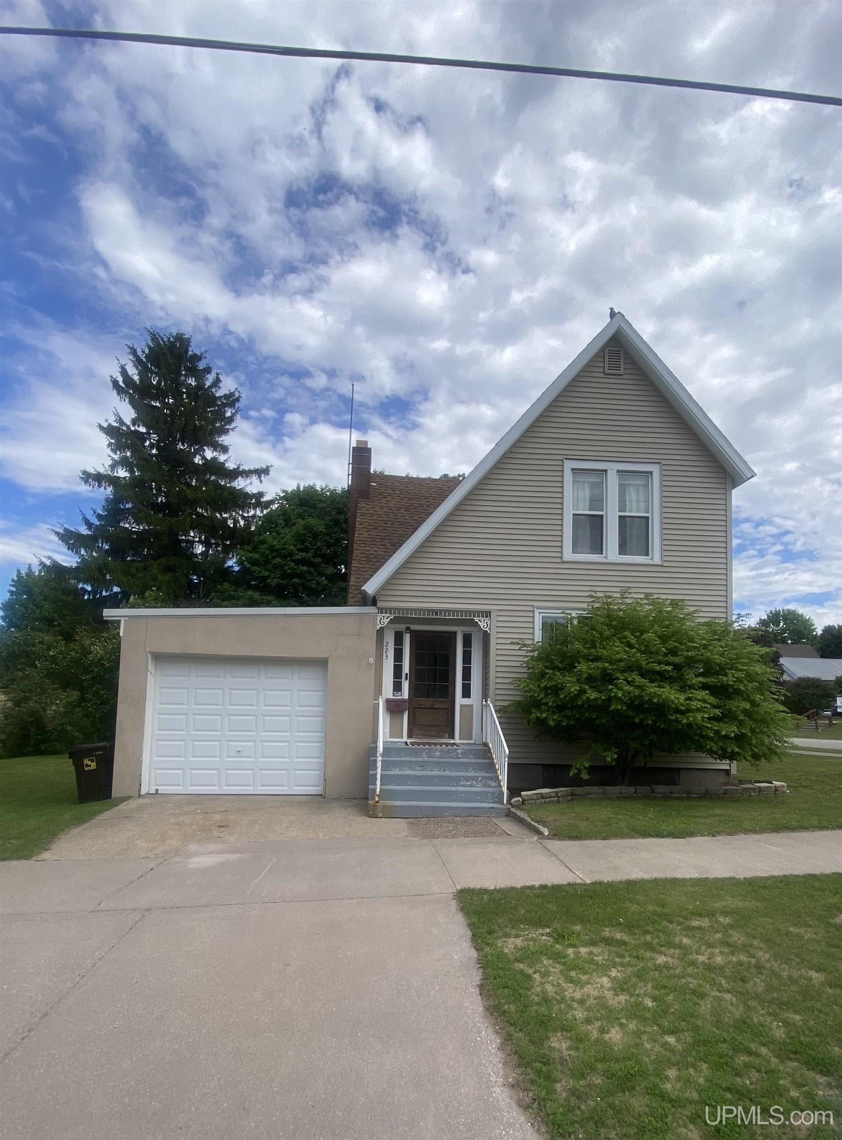 Homes for sale in Munising, MI | 223 Lynn St, Munising, MI 49862 | MLS# 50211620