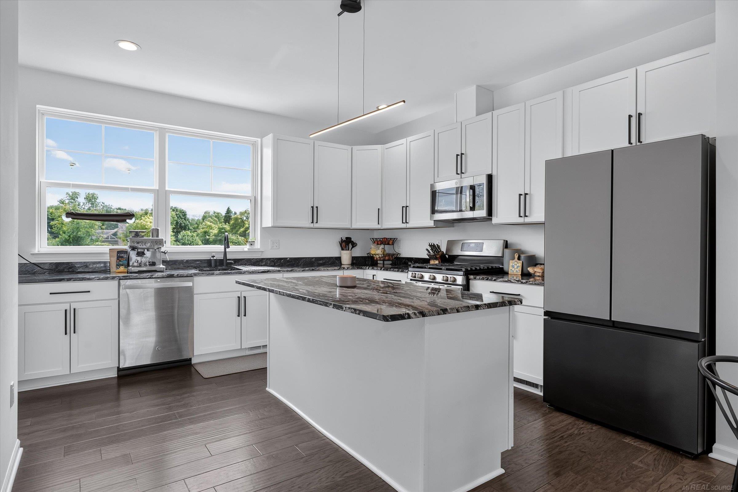 2nd image of 3981 Trailway Commons Cir, Auburn Hills, MI 48326 | MLS# 50212154