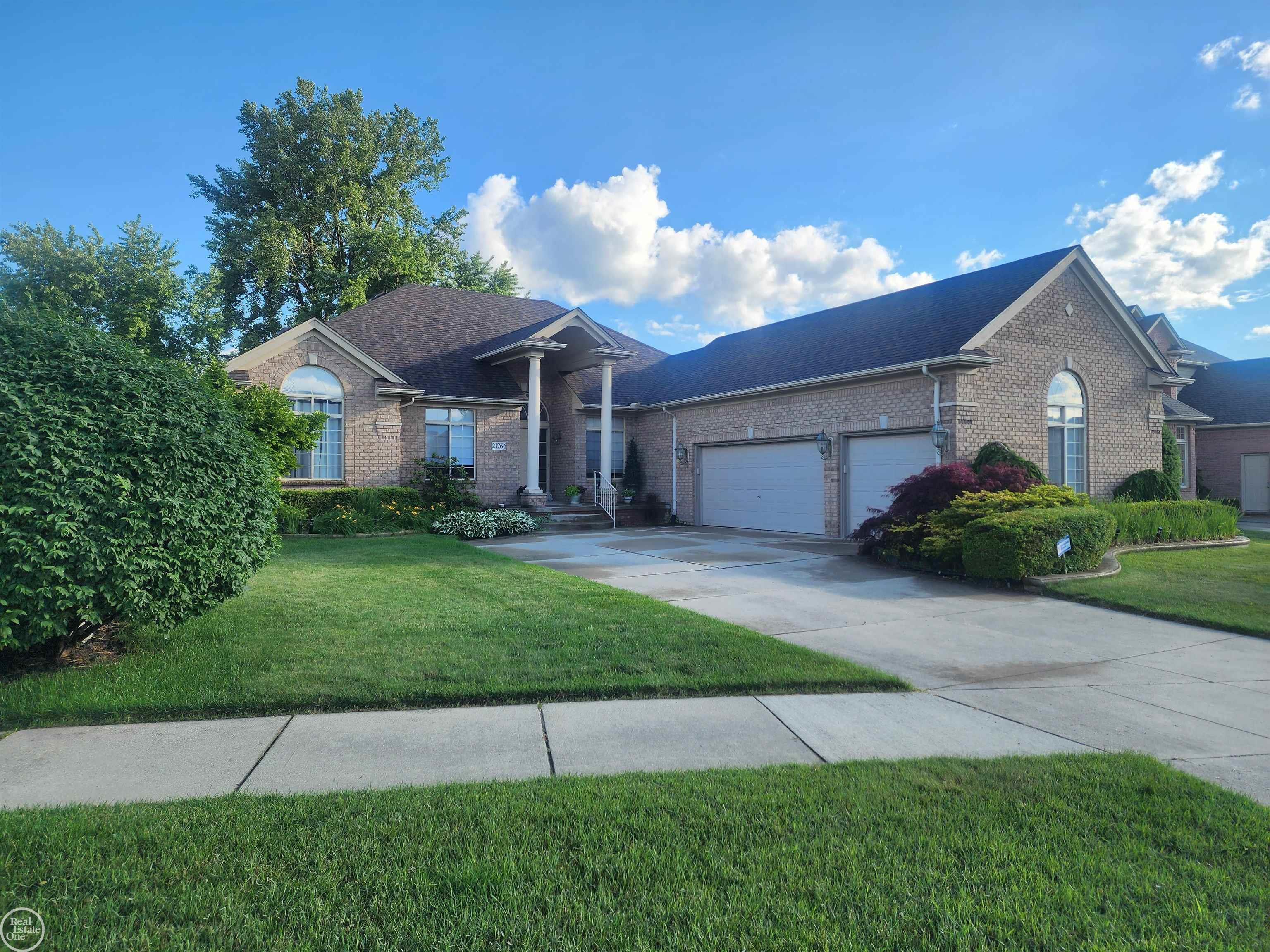 21766 Ambassador MacombTownship_Macomb Michigan 48044