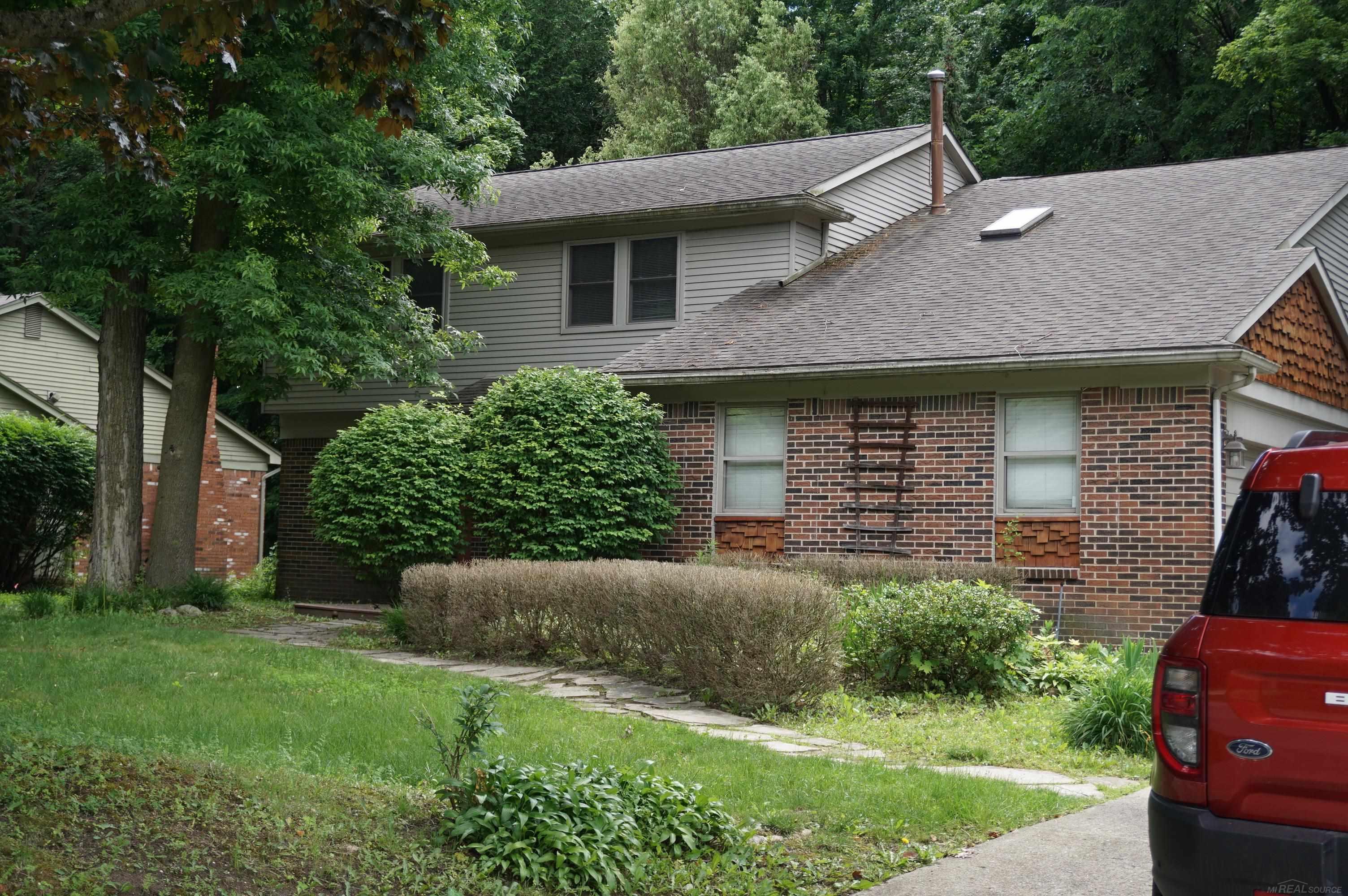 Photo 2 of Single family home for sale at 34711 Valley Frg Dr, Farmington, MI 48331 | MLS# 50213501 | Listing updated on 2026-09-18