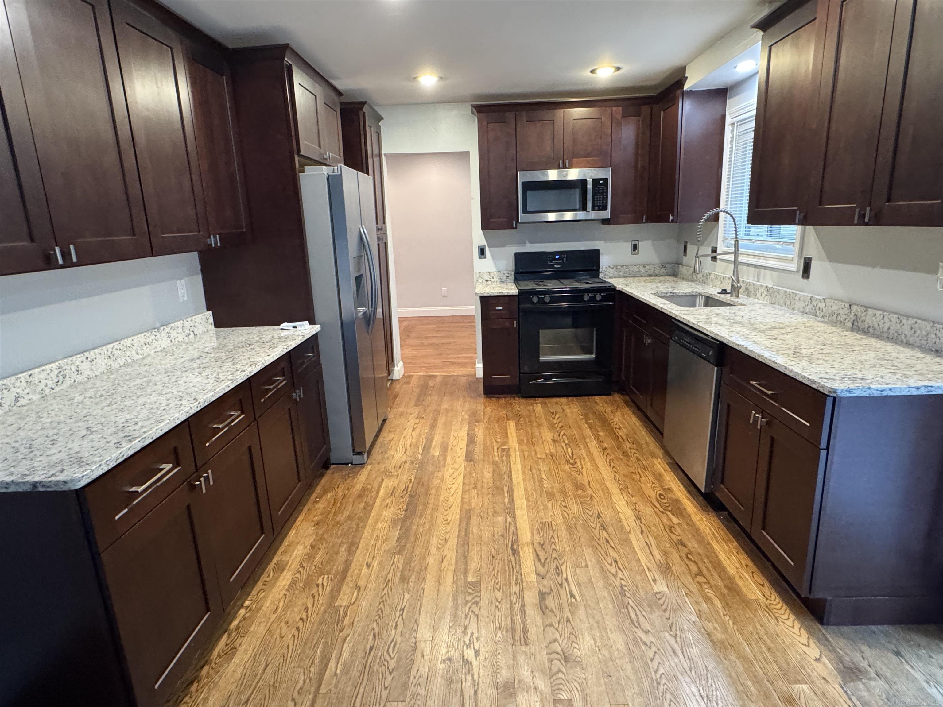 Photo 3 of Single family home for sale at 34711 Valley Frg Dr, Farmington Hills, MI 48331 | MLS# 58050213501 | Listing updated on 2026-09-18
