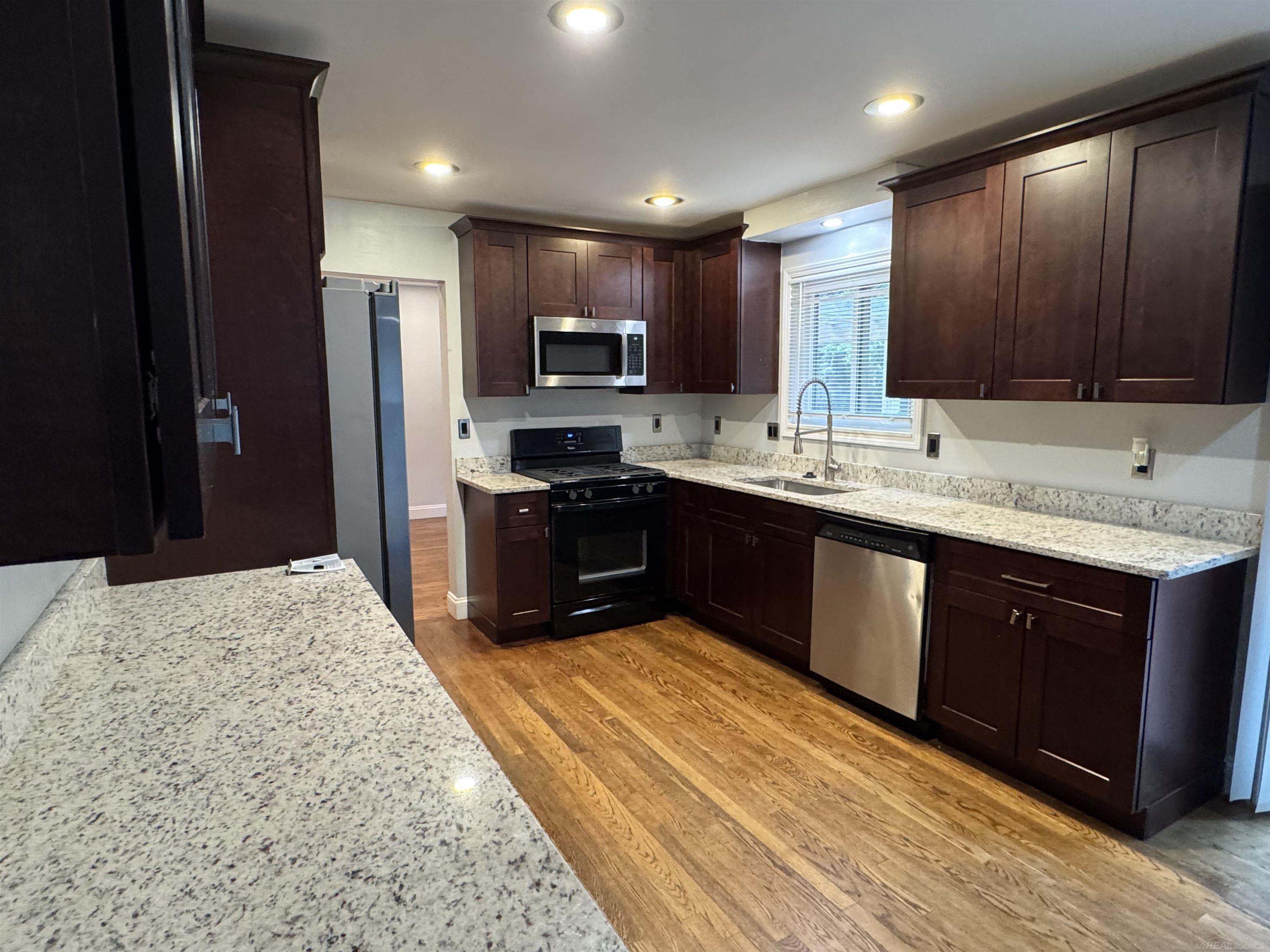 Photo 4 of Single family home for sale at 34711 Valley Frg Dr, Farmington Hills, MI 48331 | MLS# 58050213501 | Listing updated on 2026-09-18