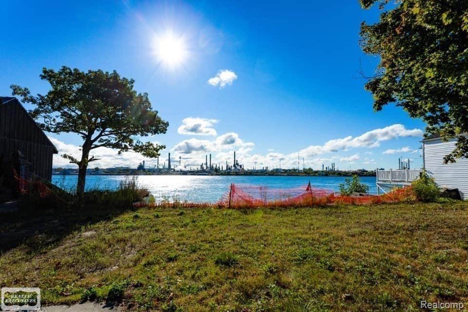2nd image of 2548 Military St, Port Huron, MI 48060 | MLS# 58050213681