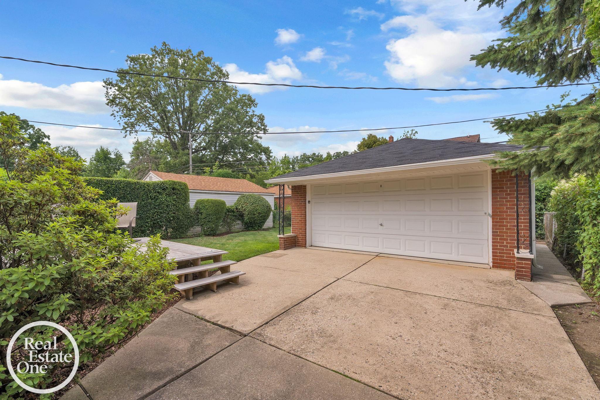 3rd image of 1806 Newcastle Rd, Grosse Pointe Woods, MI 48236 | MLS# 58050213964