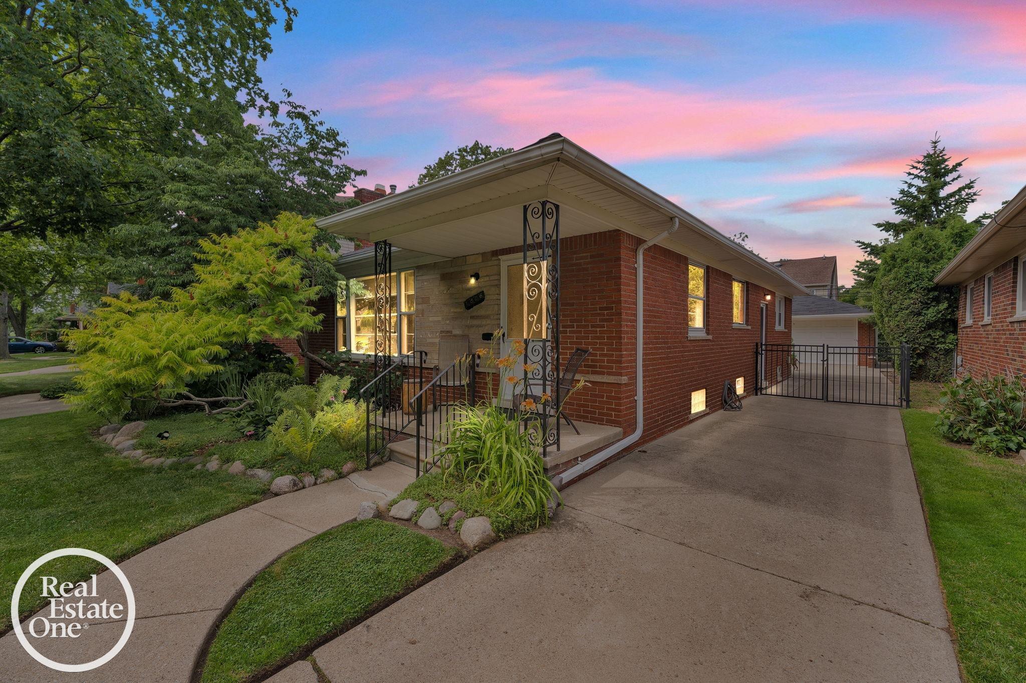 4th image of 1806 Newcastle Rd, Grosse Pointe Woods, MI 48236 | MLS# 58050213964