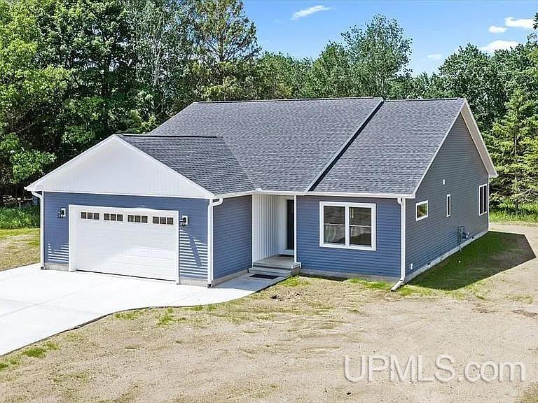 Homes for sale in Escanaba, MI | 820 Willow Creek Rd, Escanaba, MI 49829 | MLS# 50214566