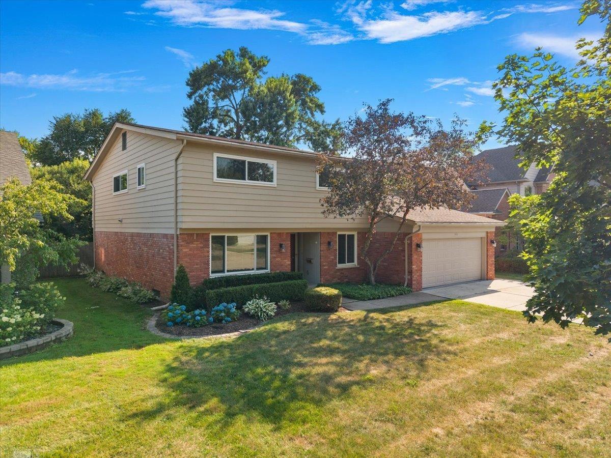 2nd image of 901 Hollywood Ave, Grosse Pointe Woods, MI 48236 | MLS# 58050214796