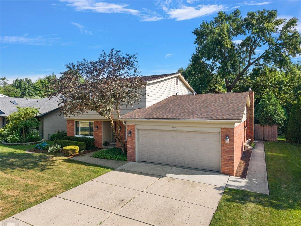 3rd image of 901 Hollywood Ave, Grosse Pointe Woods, MI 48236 | MLS# 58050214796