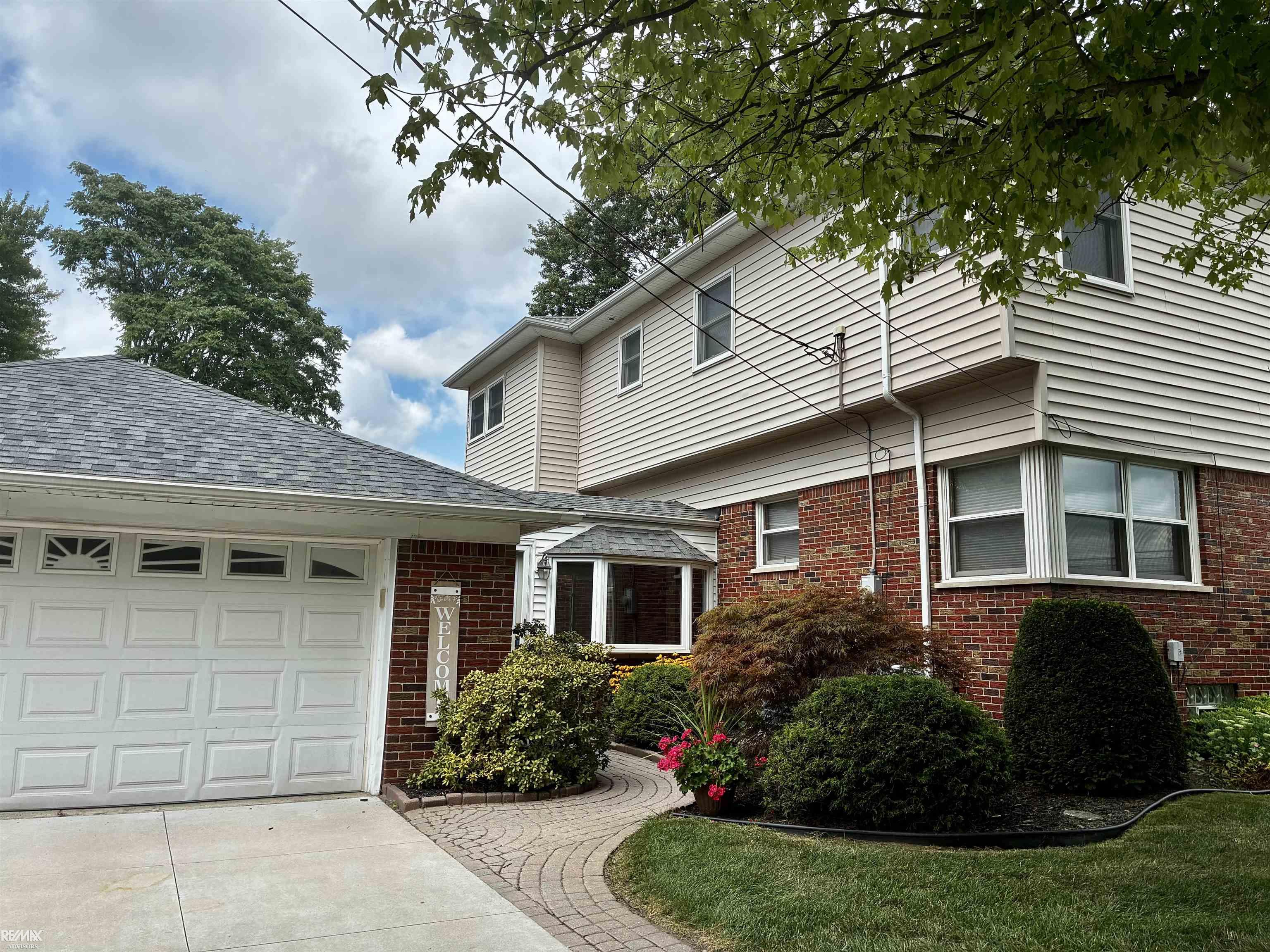 Photo 2 of Single family home for sale at 28900 S River Rd, Harrison Township, MI 48045 | MLS# 58050214937 | Listing updated on 2026-09-04