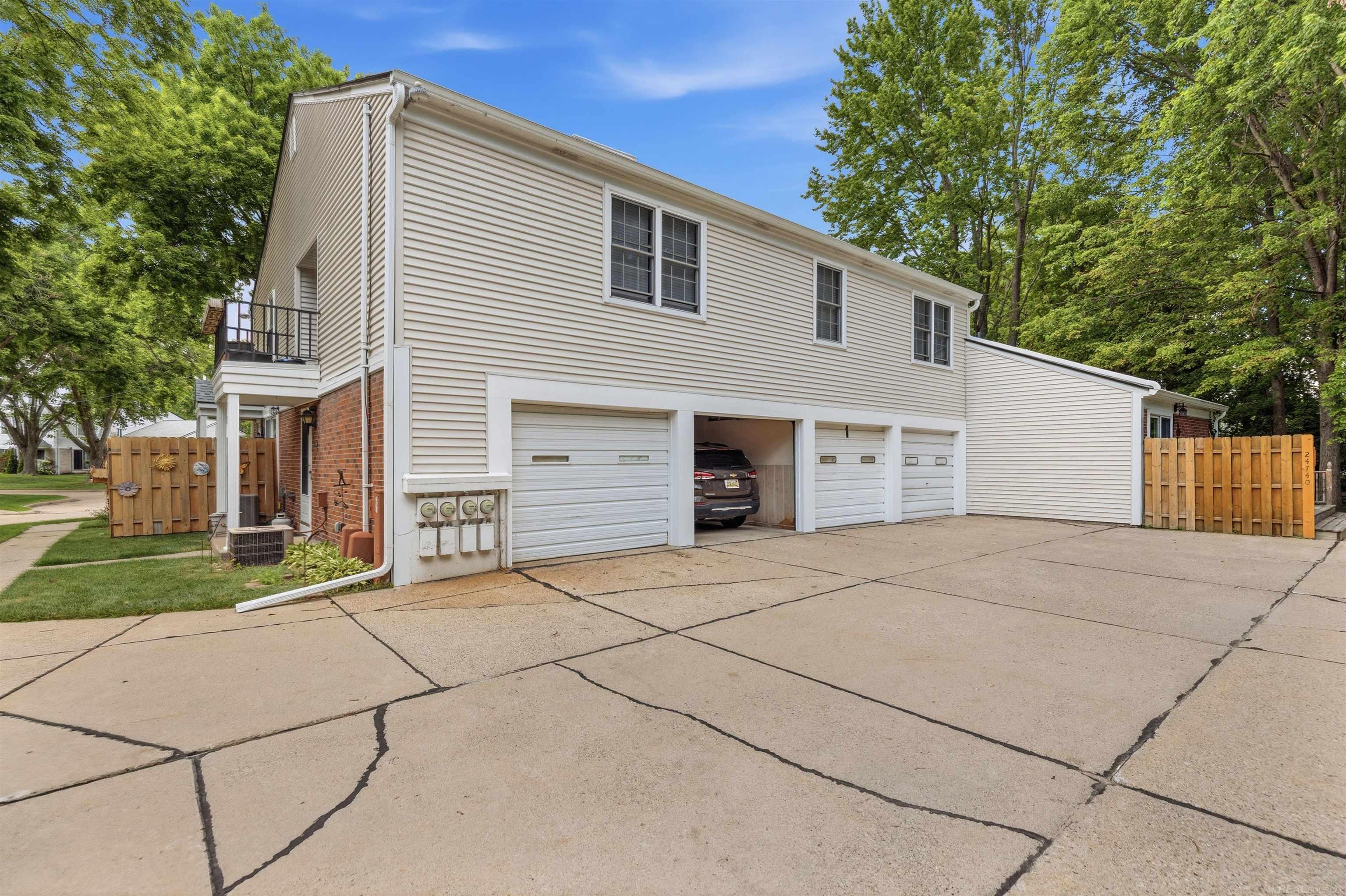 Homes for sale in Harrison Township, MI | 24746 Meadow Creek Dr, Harrison Township, MI 48045 | MLS# 50214942
