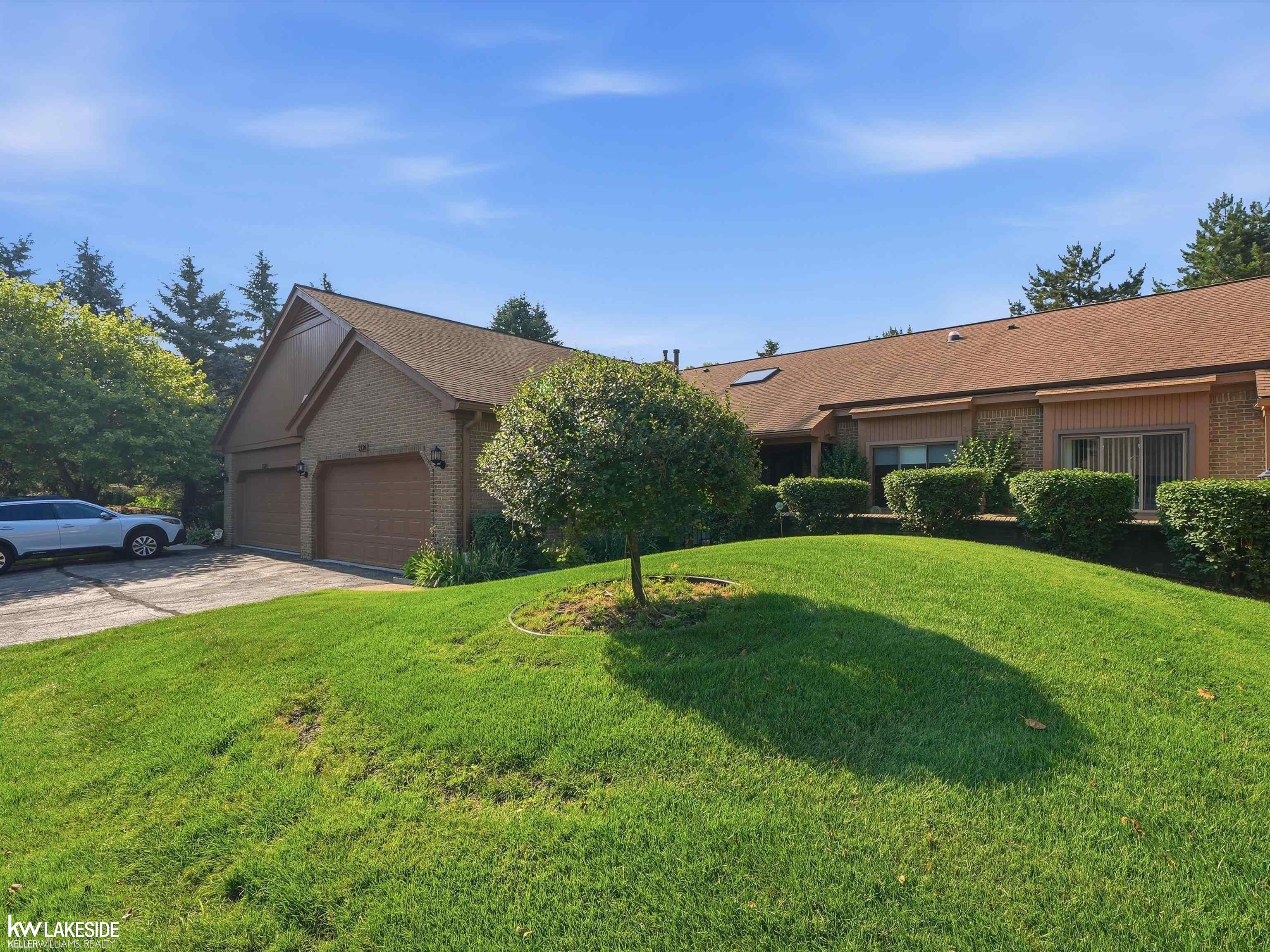 3rd image of 2126 London Bridge Dr, Rochester Hills, MI 48307 | MLS# 50215312
