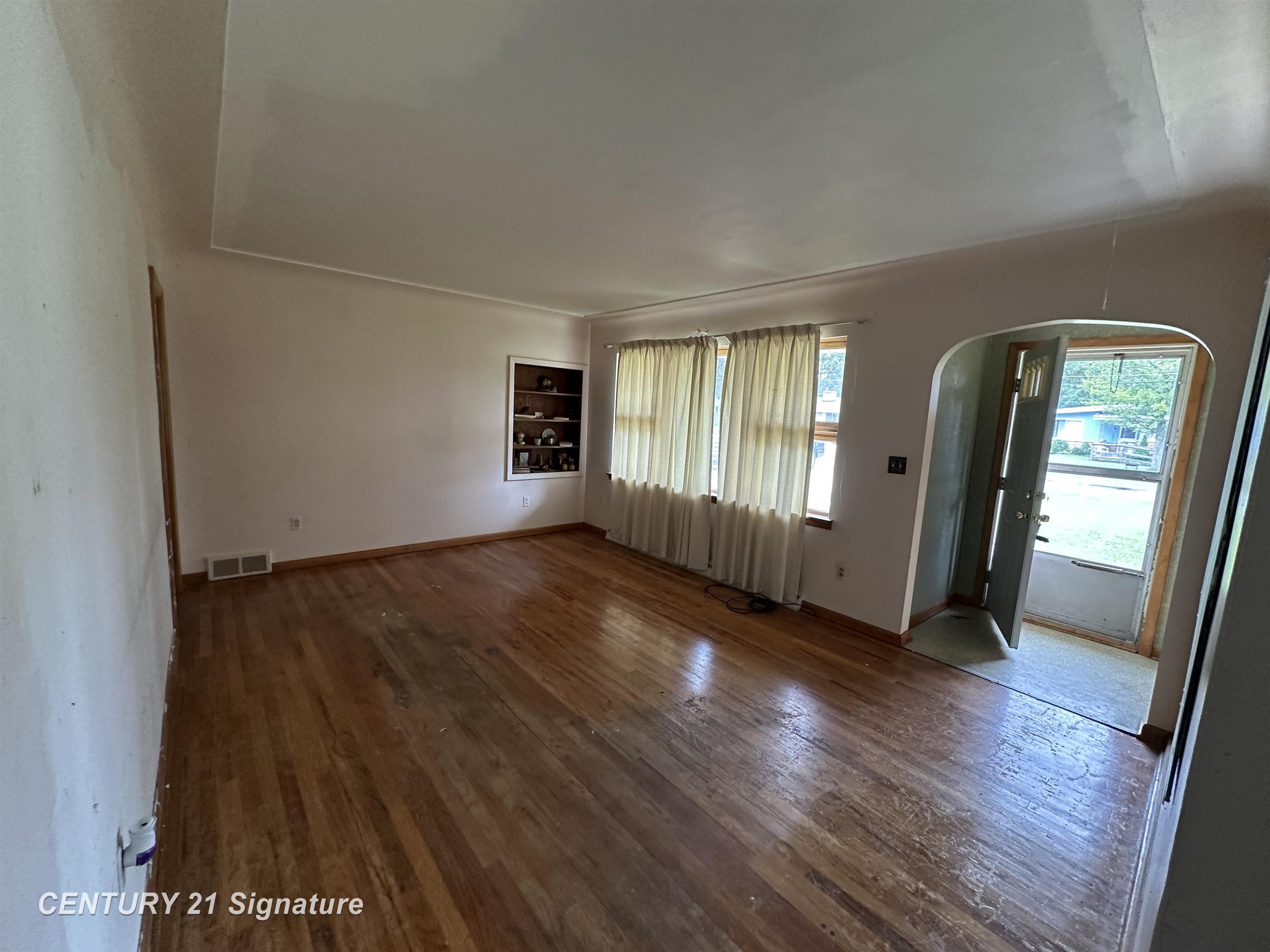 Photo 3 of Single family home for sale at 2587 Kuhlman Dr, Saginaw, MI 48603 | MLS# 5050215559 | Listing updated on 2026-09-14