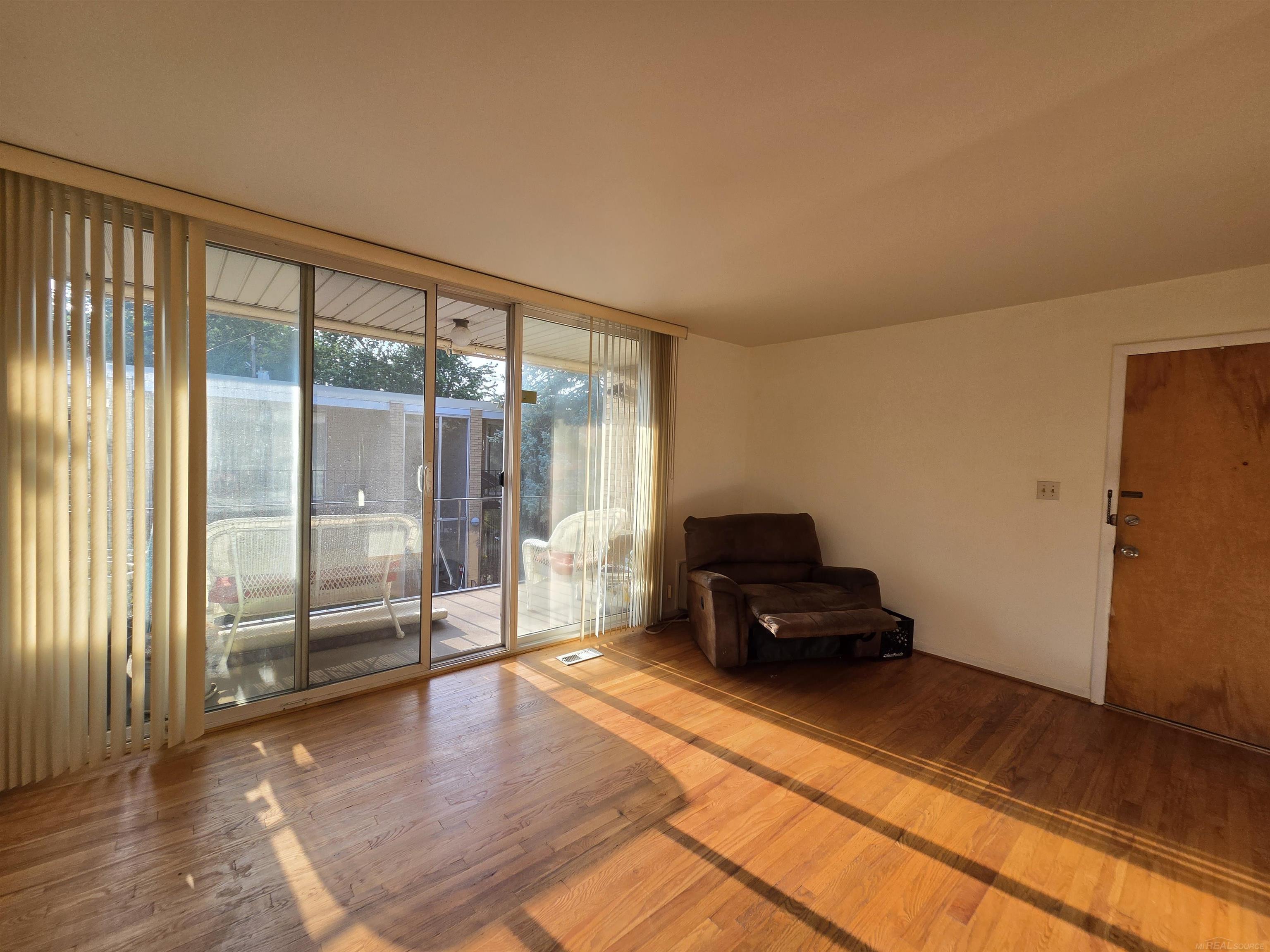 4th image of 28111 Jefferson Ave, Saint Clair Shores, MI 48081 | MLS# 58050215576
